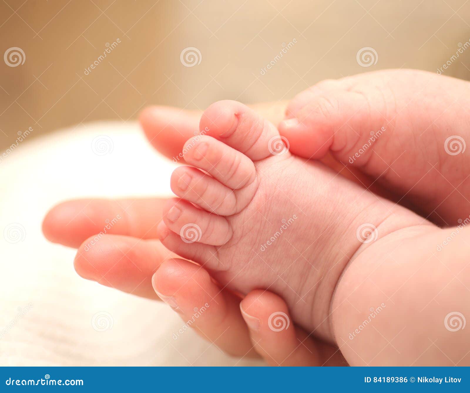 Пальчики грудничков. Пальцы на ногах у новорожденных. Пальчики на ножках новорожденных. Пальчики на ногах у новорожденного.