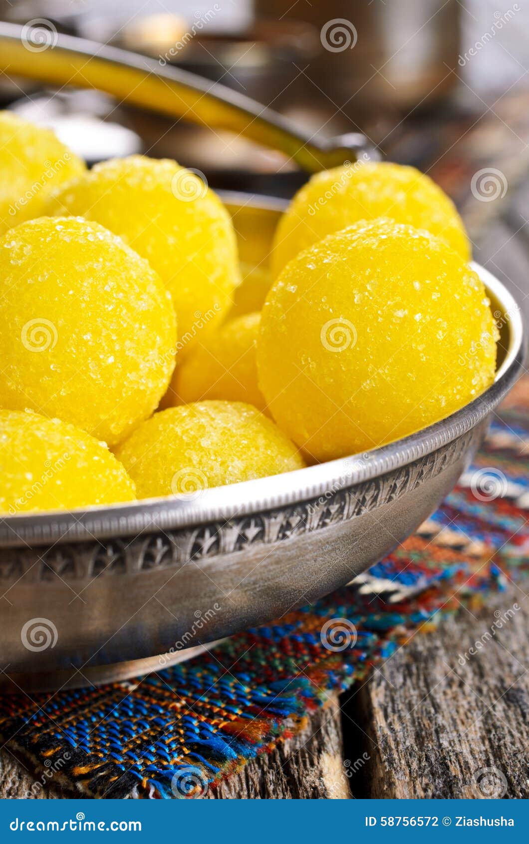 Конфетки желтые круглые
