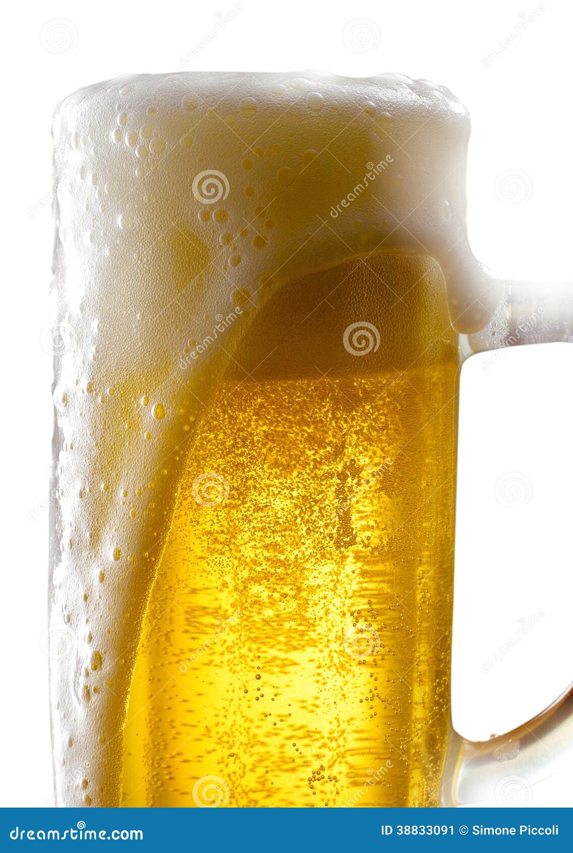 Песня холодное пиво пенится. Холодное пиво пенится в кружке. Кружка, пиво, рука, желтый фон.