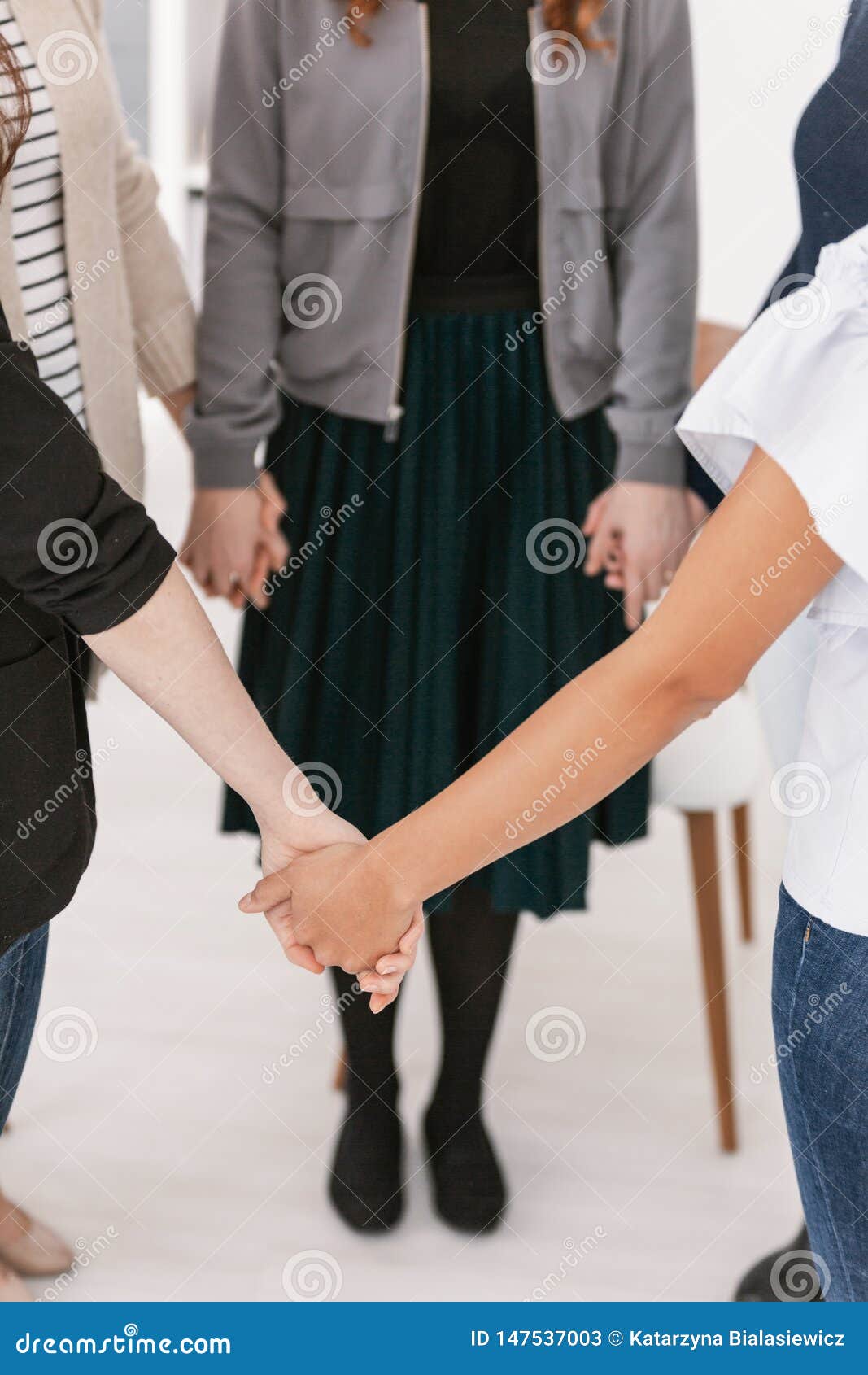 Крупный план группы в составе женщины стоя в круге держа руки во время  групповой встречи группы поддержки Стоковое Изображение - изображение  насчитывающей женщины, карета: 147537003