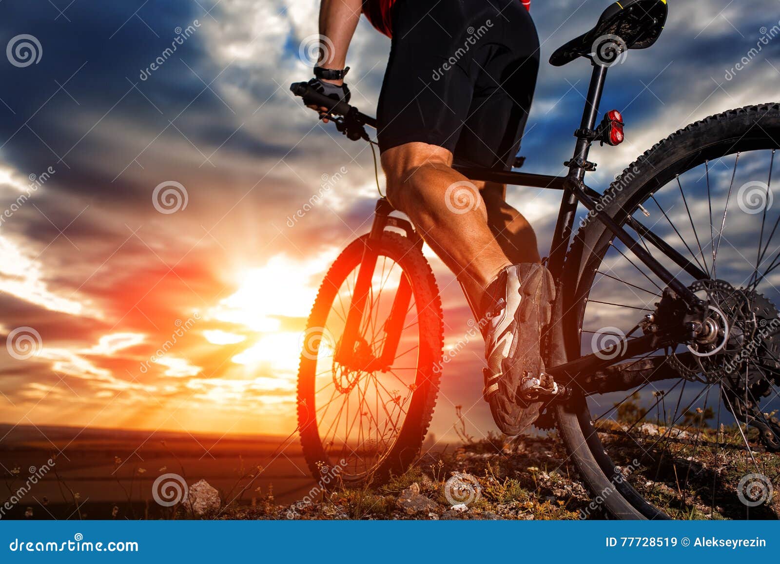 Впереди нас ехали спортсмены. Мужские ноги на велосипеде. Мужчина велосипед ноги. Велосипедист крупным планом. Велосипедники.