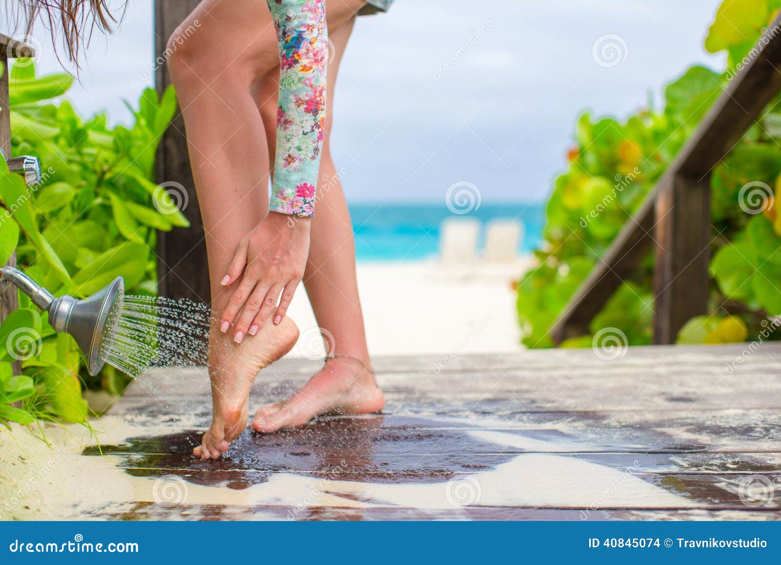 Beach showers. Для мытья ног на пляже. Помывка ног на пляже.