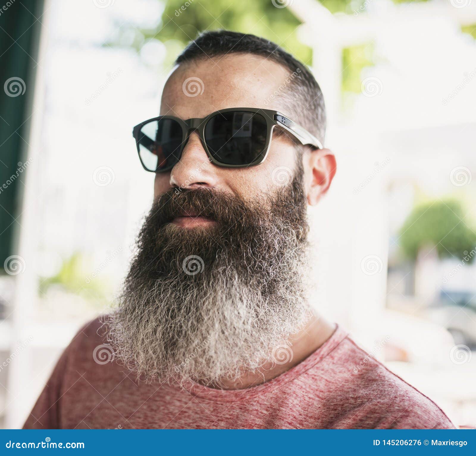 Крутой бородатый портрет солнечных очков человека Стоковое Фото - изображение насчитывающей смотреть, терраса: 145206276