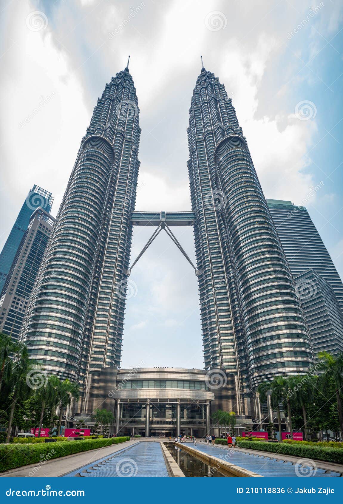 Куала-Лумпур, Малайзия : Башни-близнецы петронас с архитектурой моста современной и назначения Panorama туристической столицы Редакционное Фото - изображение насчитывающей горизонт, город: 210118836