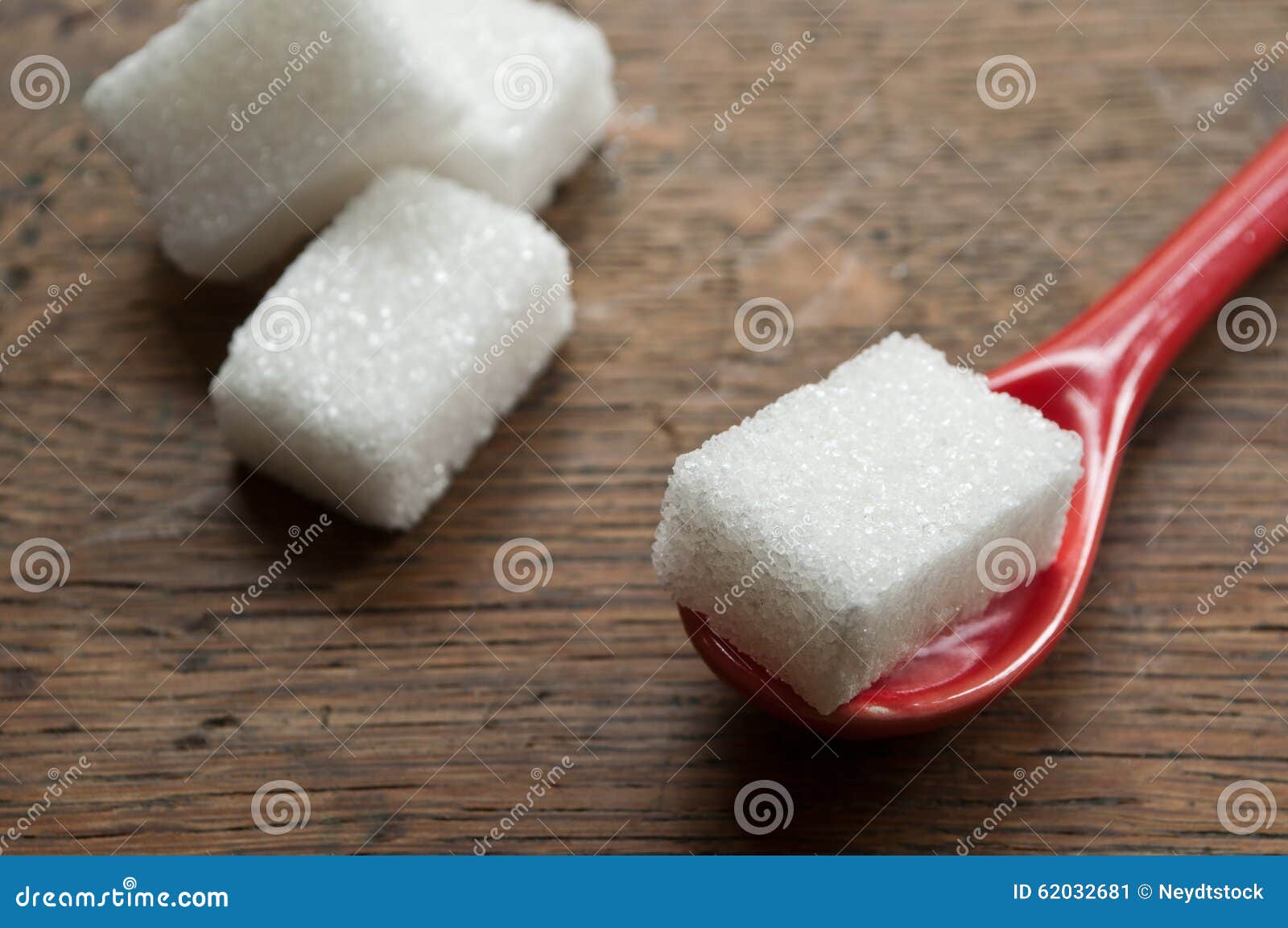 Столовая ложка сахара в кубиках. Кубики сахара. Ложка с сахаром. Кубик сахара на ложке. Сахар кубиками на ложке.