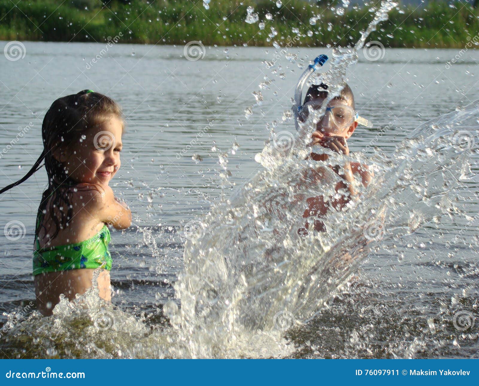 Дети купаются в озере. Дети купаются в реке. Река для детей. Купаются в реке в реке дети.