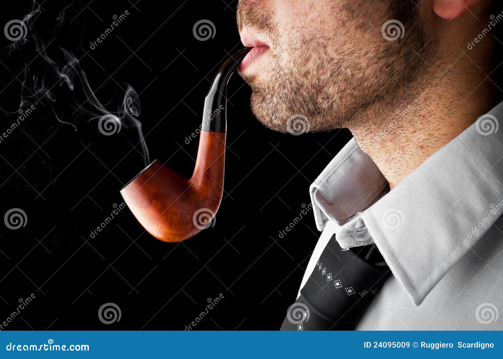 Трубка через рот. Курительная трубка во рту. Дымящаяся трубка.
