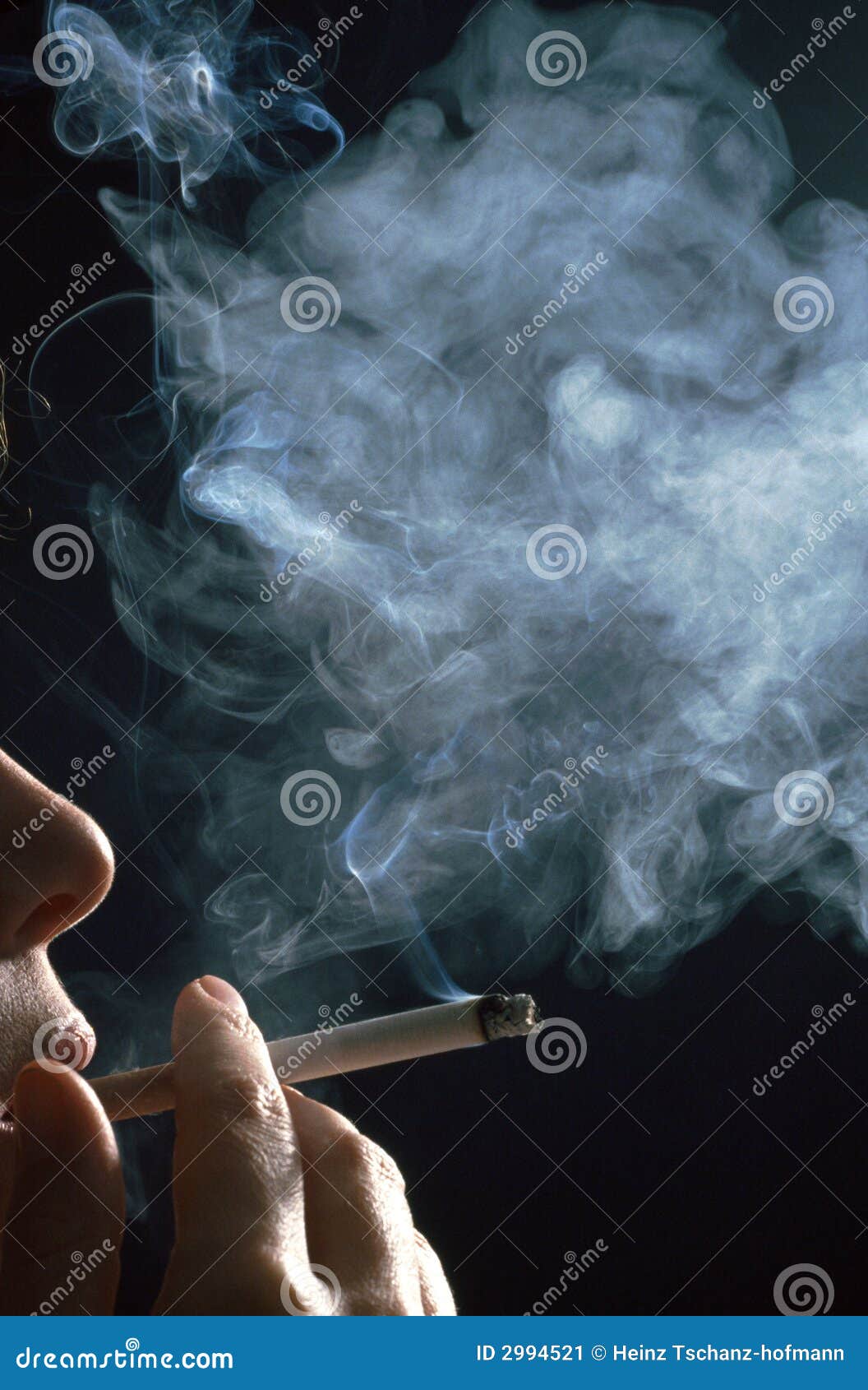 Рингтон дым сигарет. Курение дым. Девушка курит. Выпускает дым. Девушки в дыму от сигарет.