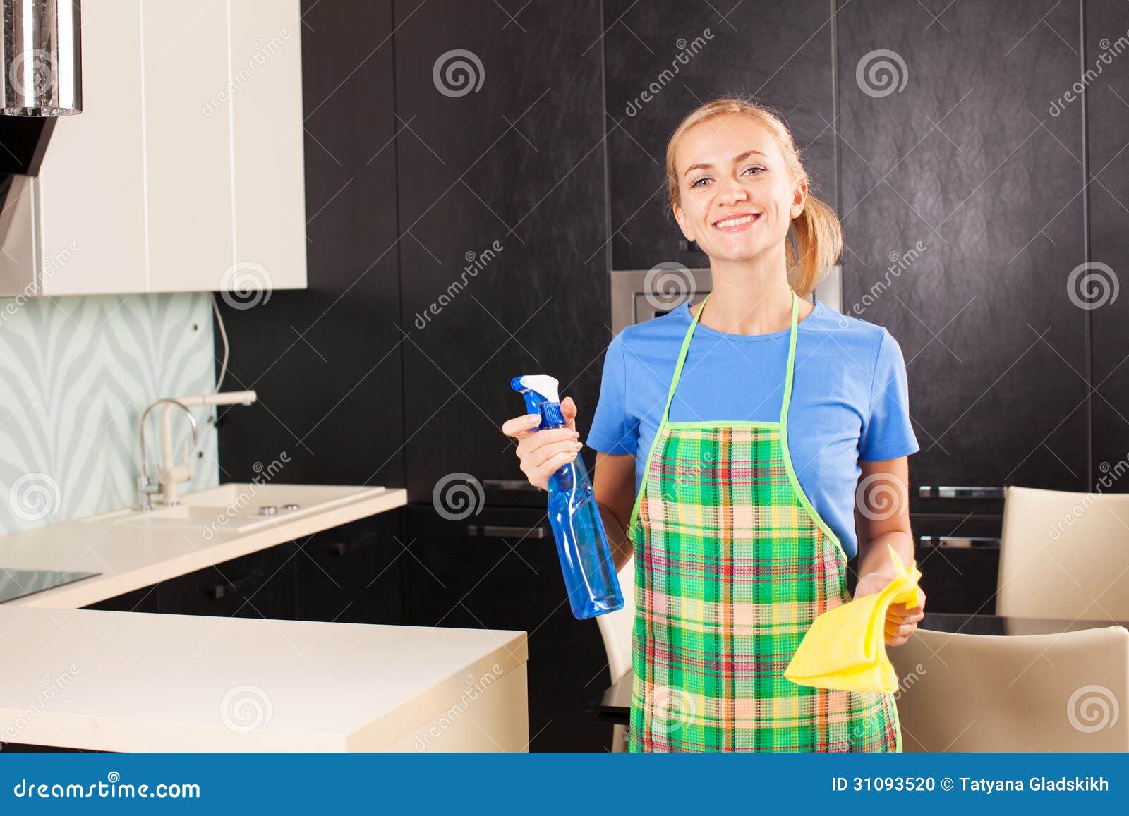 Уборка квартир животные. Мытье кухни. Уборка квартир. Женщина убирается на кухне. Уборка квартир кухни.
