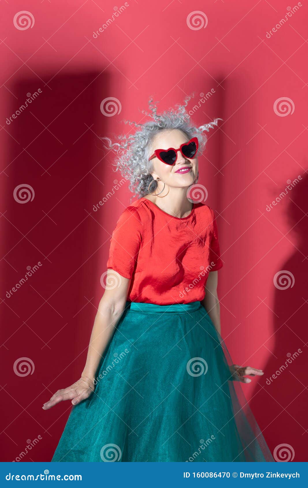 Зрелая дама снимает красную юбку 