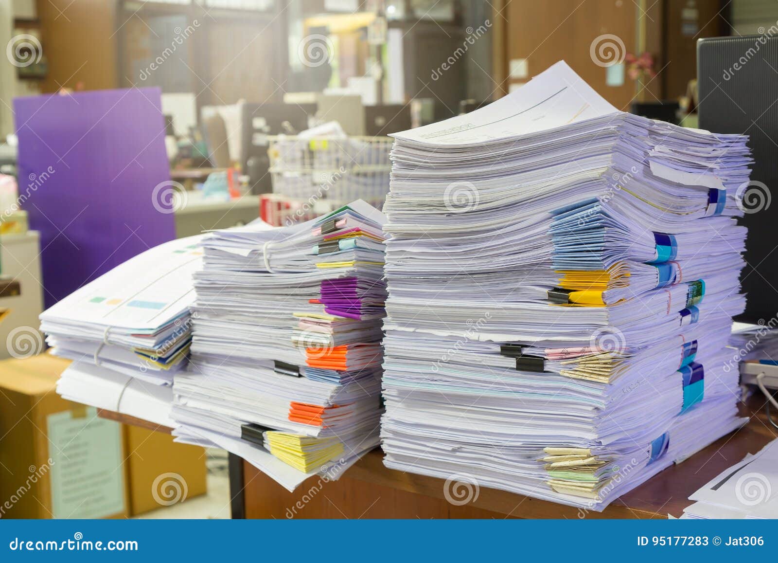 Дела бумага. Стопка бумаг. Много бумаг на столе. Куча бумаг. Стопка бумаг на столе.