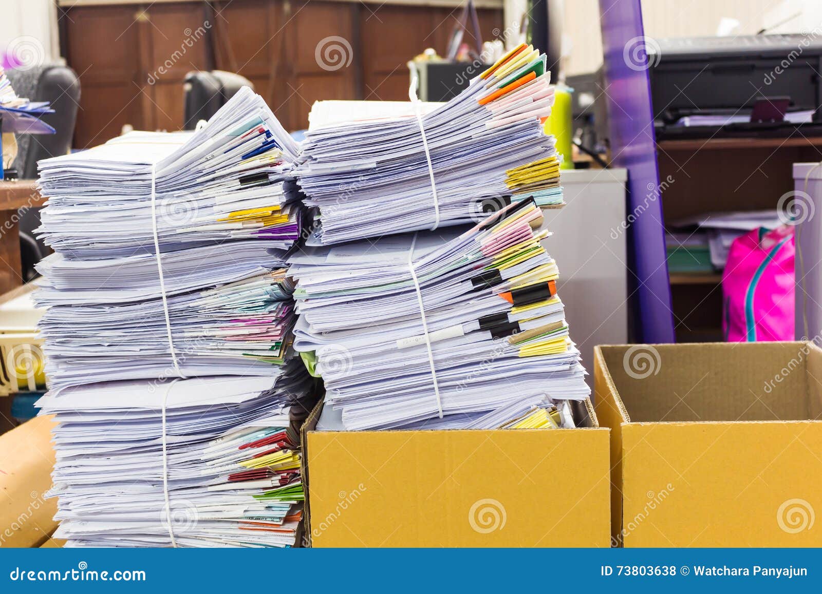 Много бумаг на столе. Куча документов. Офис куча документов. Много бумаг по культуре.