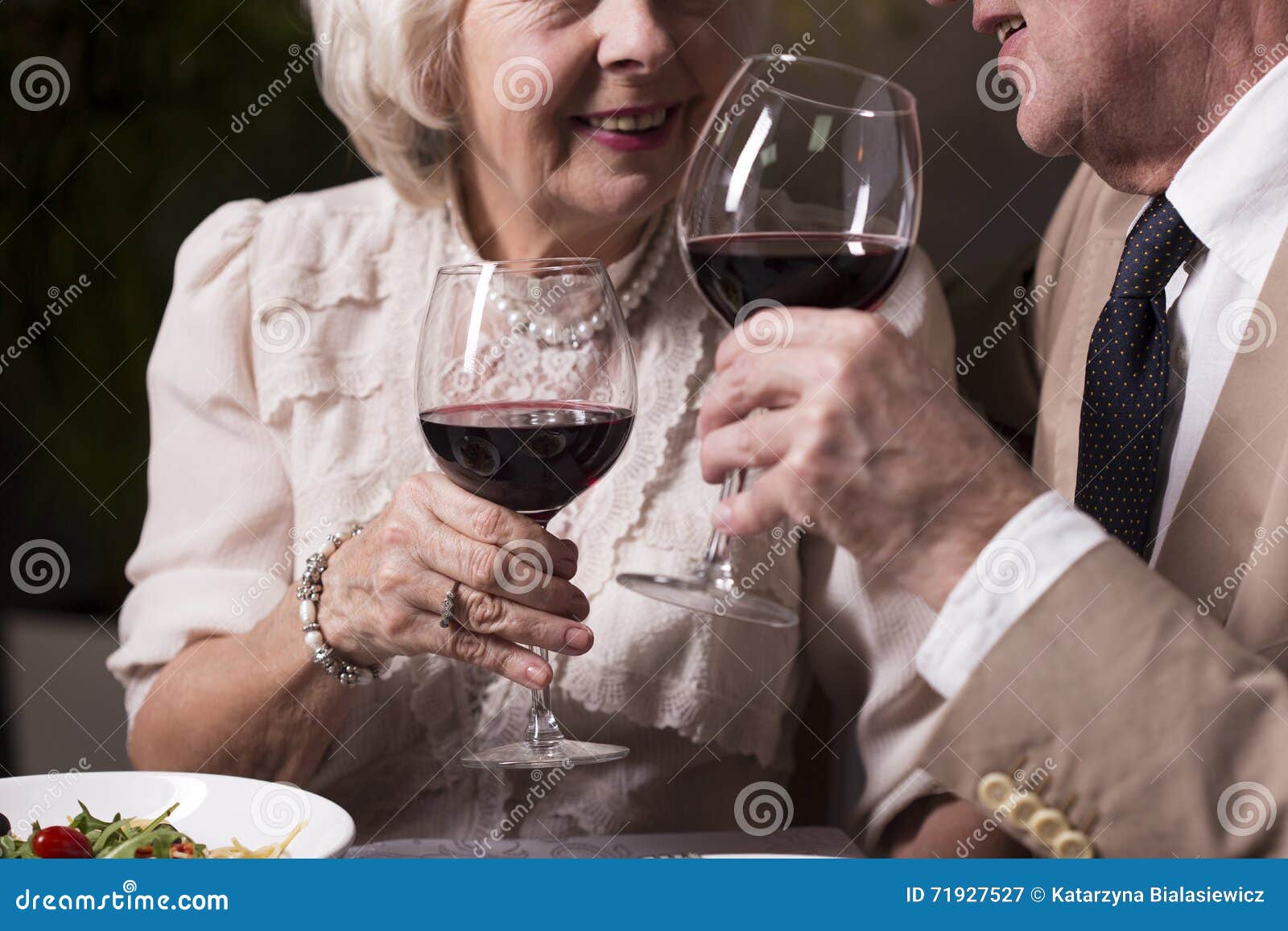 Он старше и пьет. Пожилые пьют вино. Пожилые люди пьют вино. Пенсионеры пьют вино. Вино со стариком.