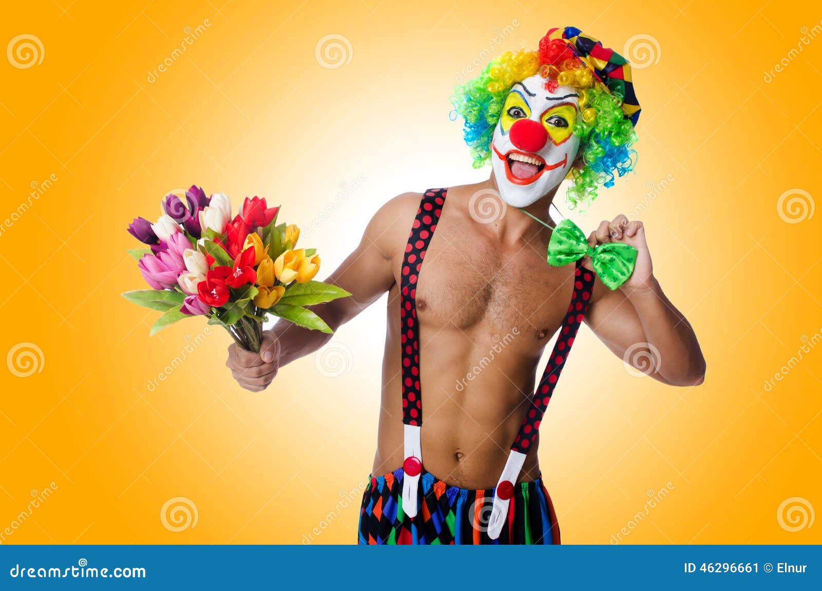 Клоун растение. Клоун с цветком. Клоун с розами в руках.