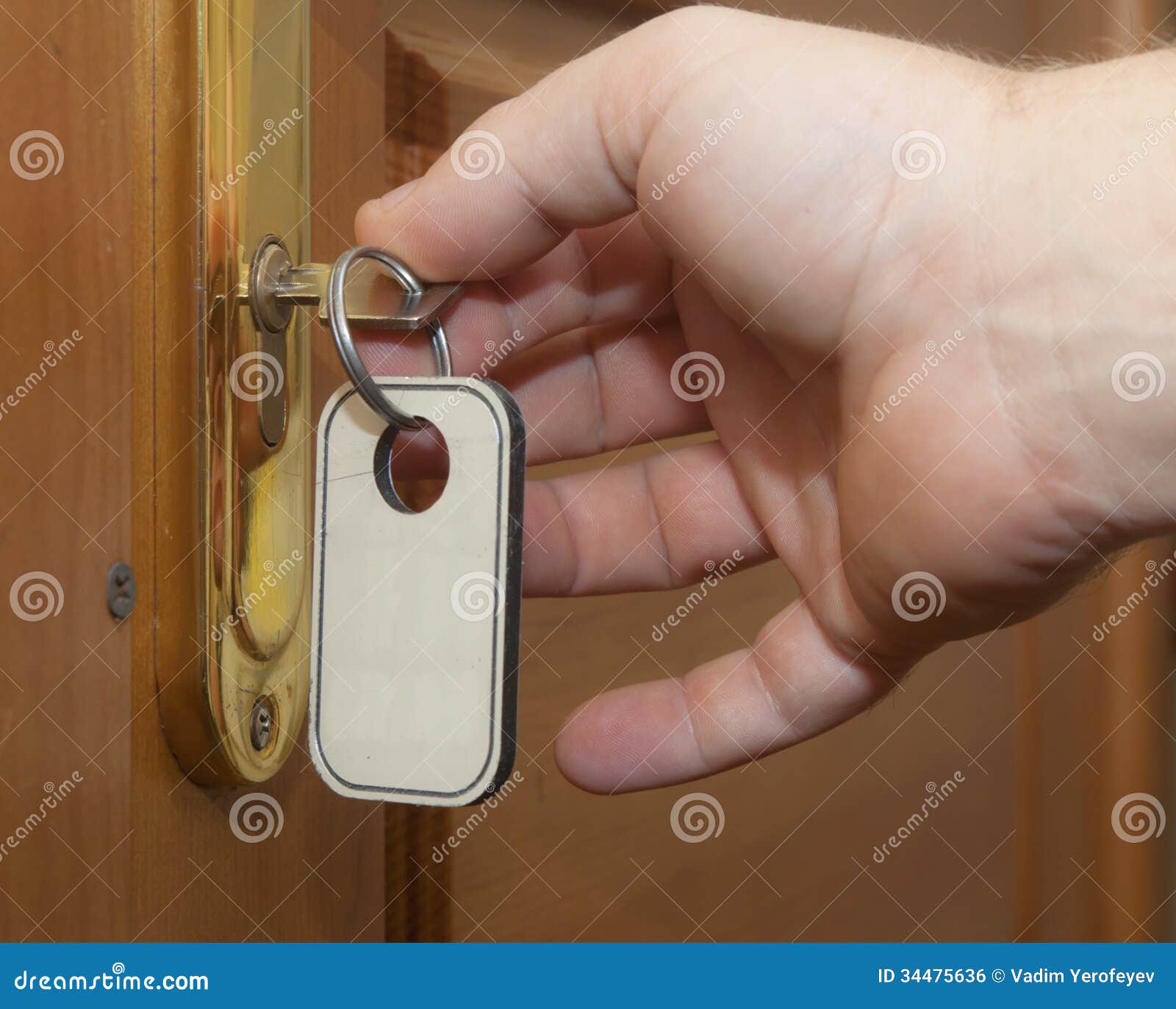 Зачем вешают ножницы над входной дверью