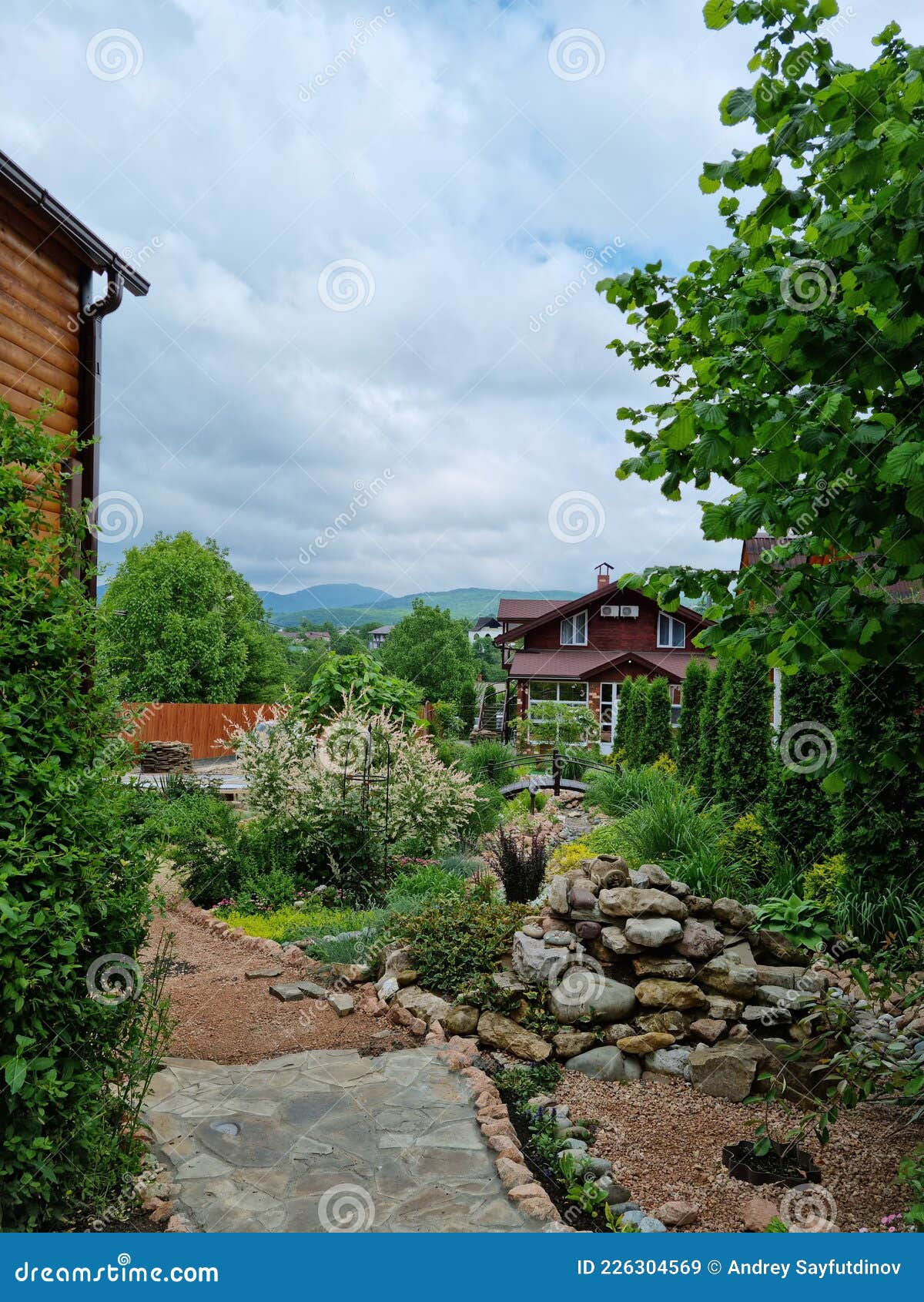 ландшафтный дизайн коттеджного поселка. деревянные дома для отдыха в горах. Стоковое Изображение - изображение насчитывающей европа, сельско: 226304569