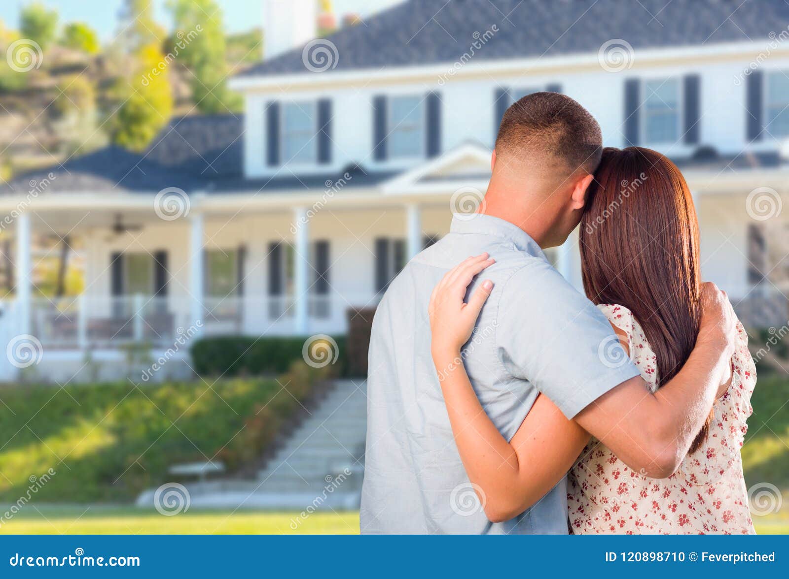 Муж жену стоя видео. Пара смотрит на дом. Affectionate look. Affectionate. Couples House Arrangement.