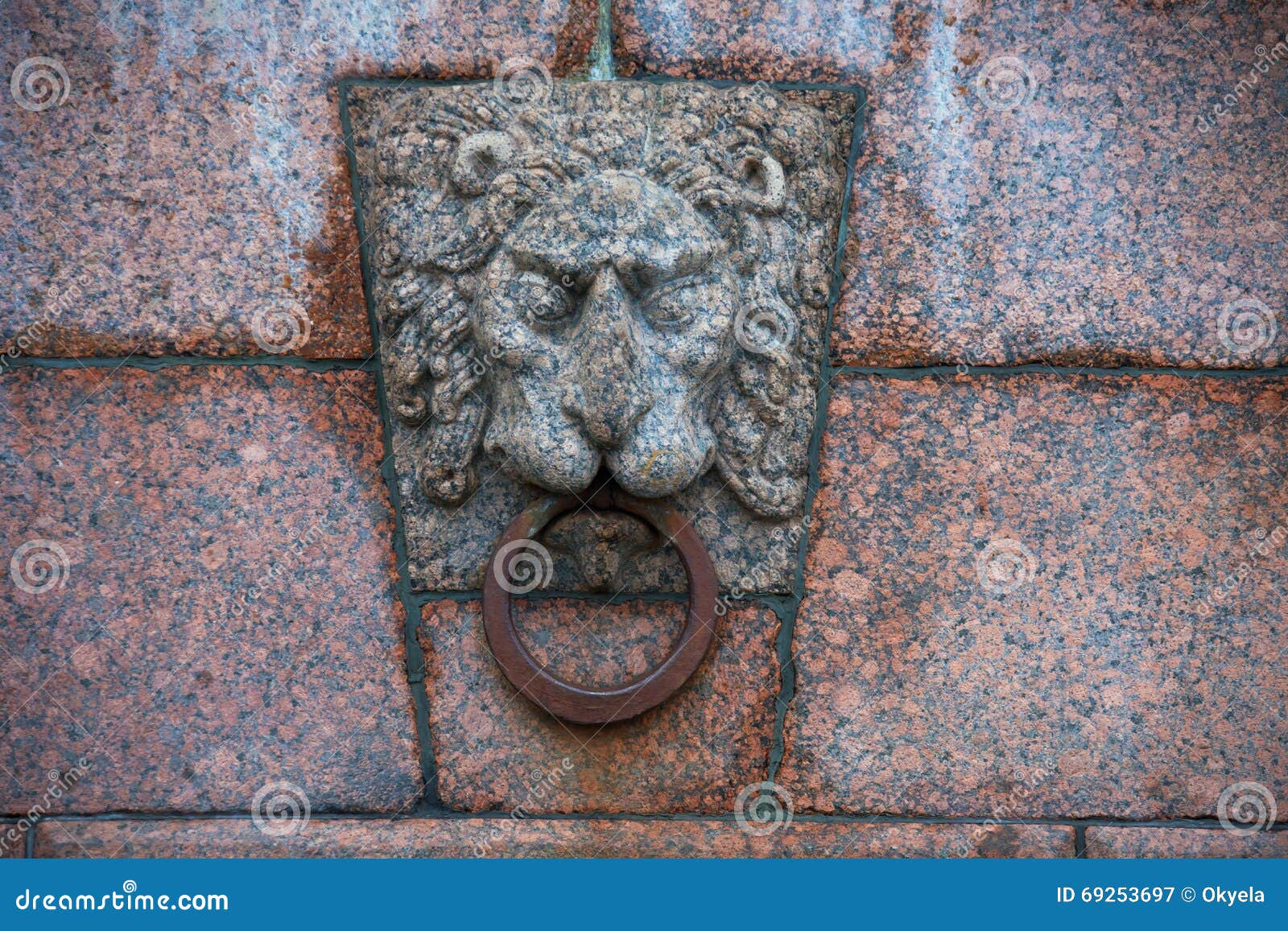 Барельеф лев с кольцом
