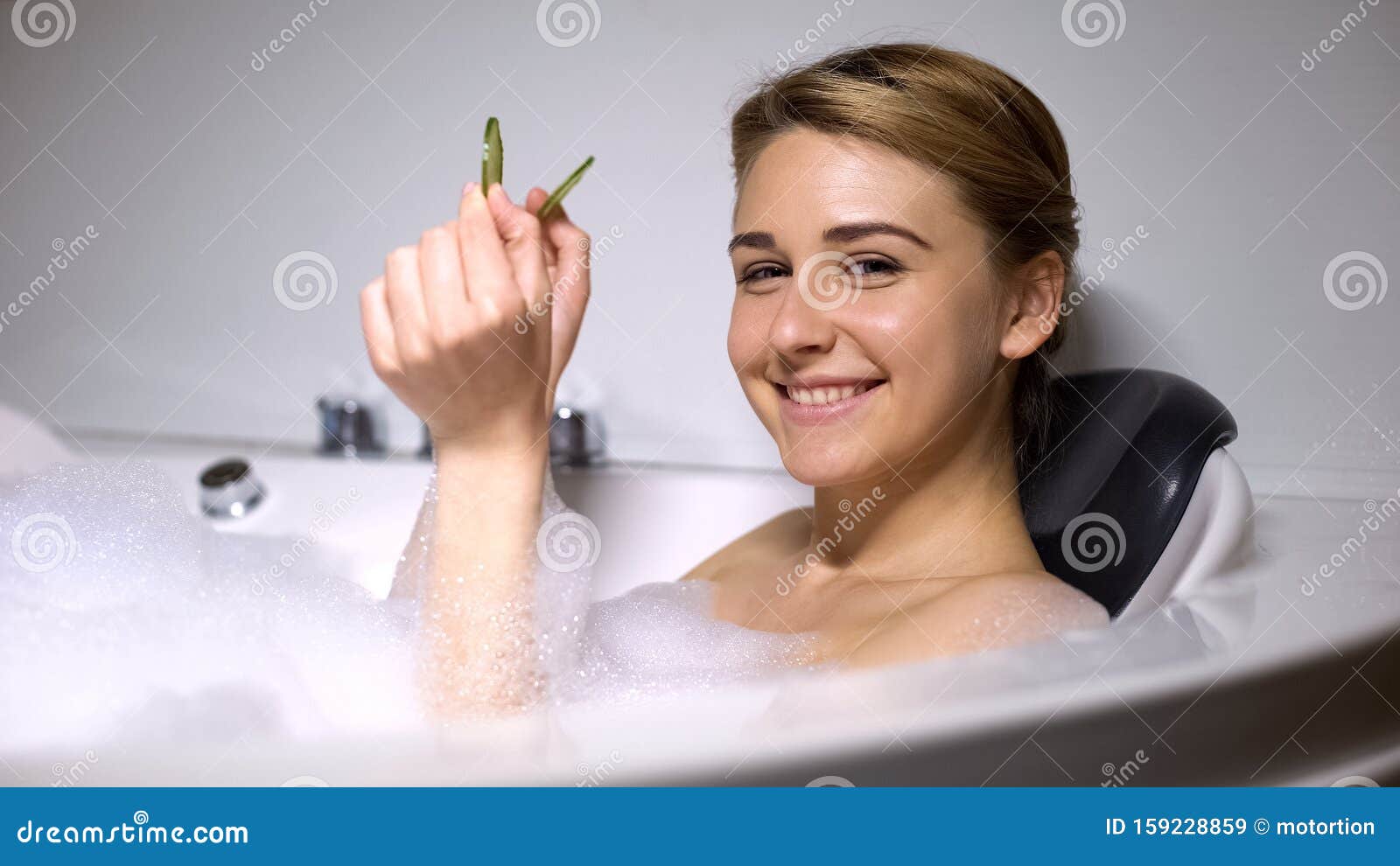 Сестра забыла закрыться в ванной. Девушка в ванне с огурцами на глазах.