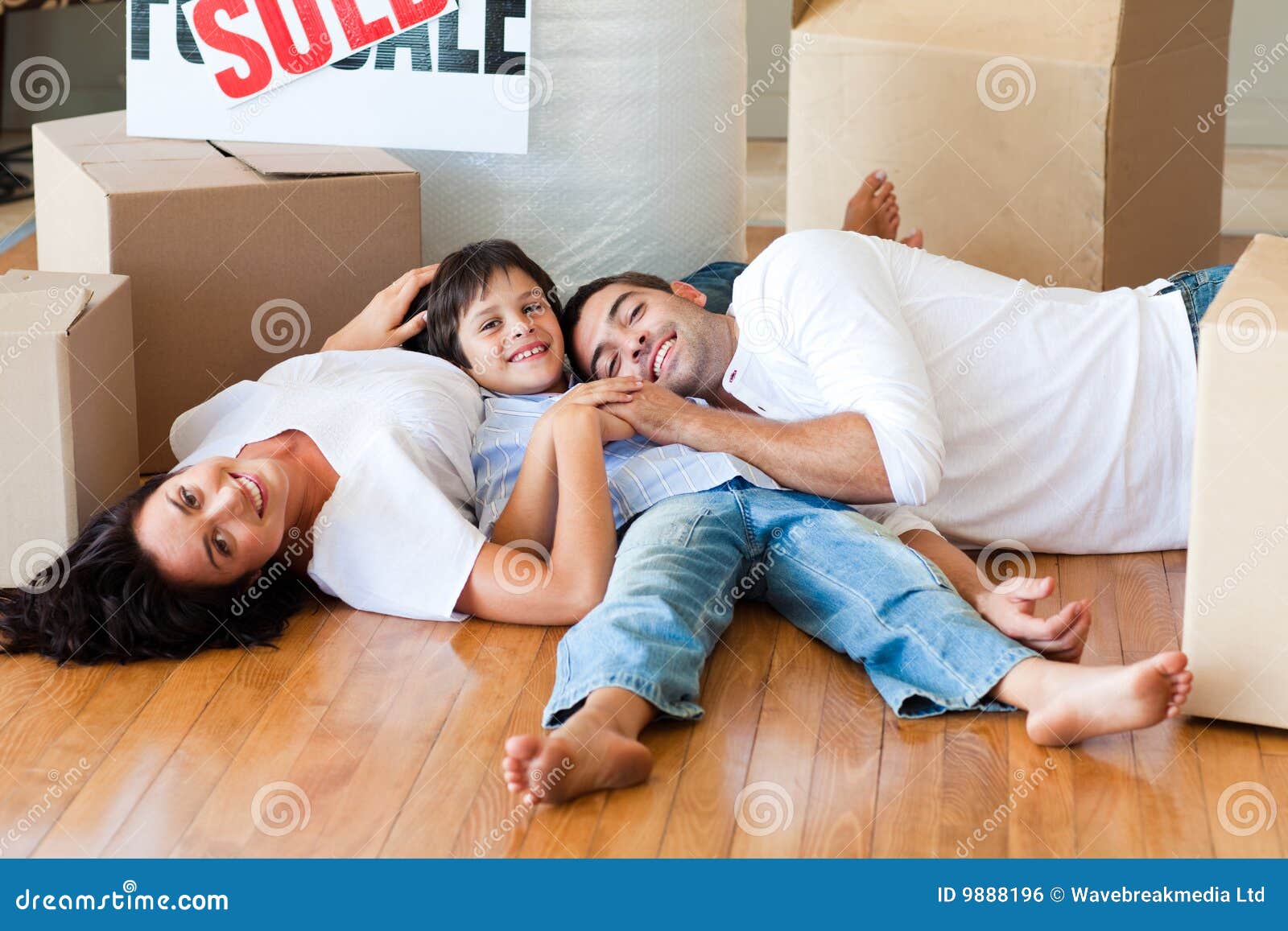 Включи дом лежать. Счастливая семья на полу. Семья лежит на полу. Счастливая семья лежит на полу. Семья лежит на теплом полу.