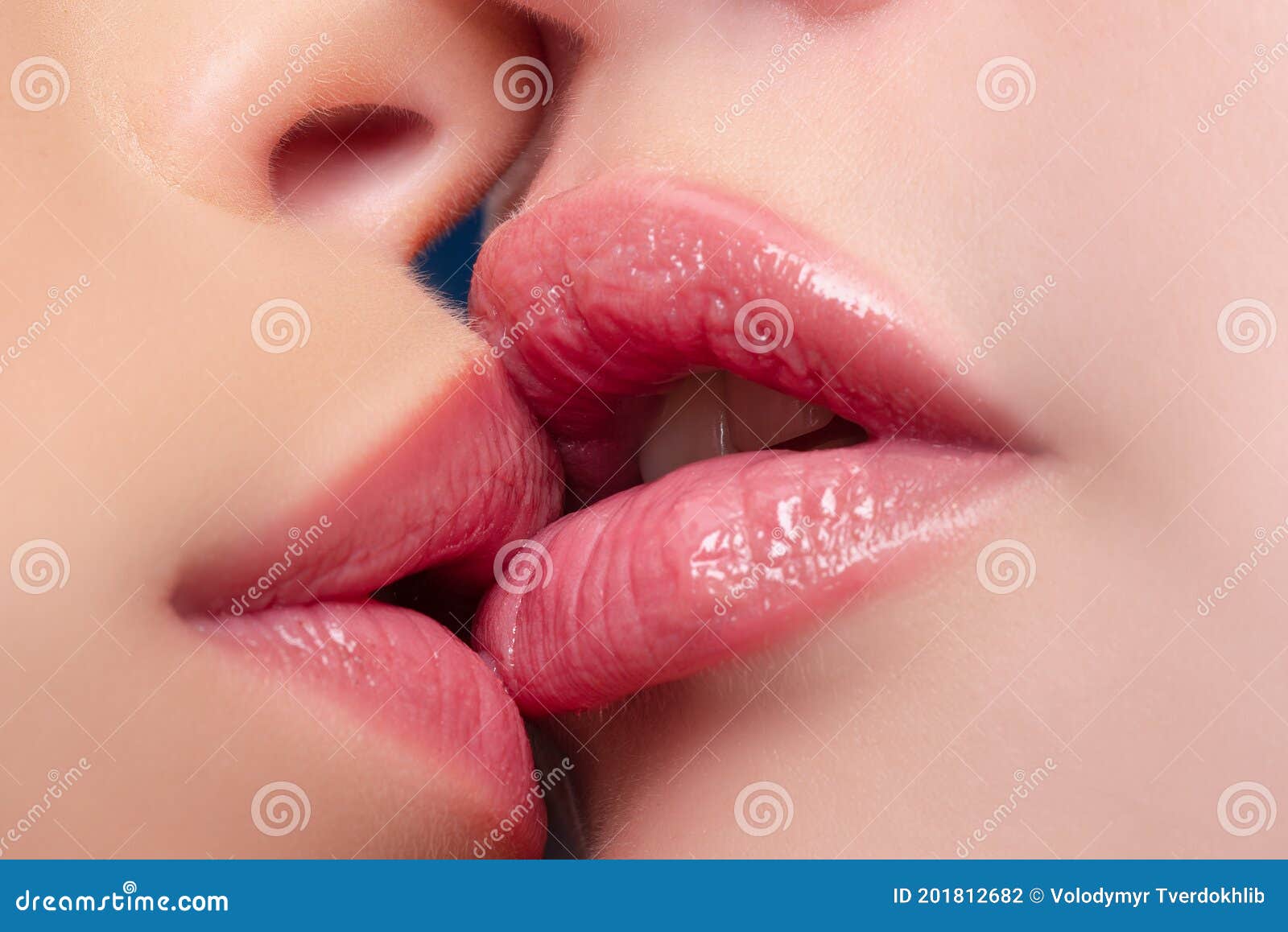 лесби целуются в губы фото 25