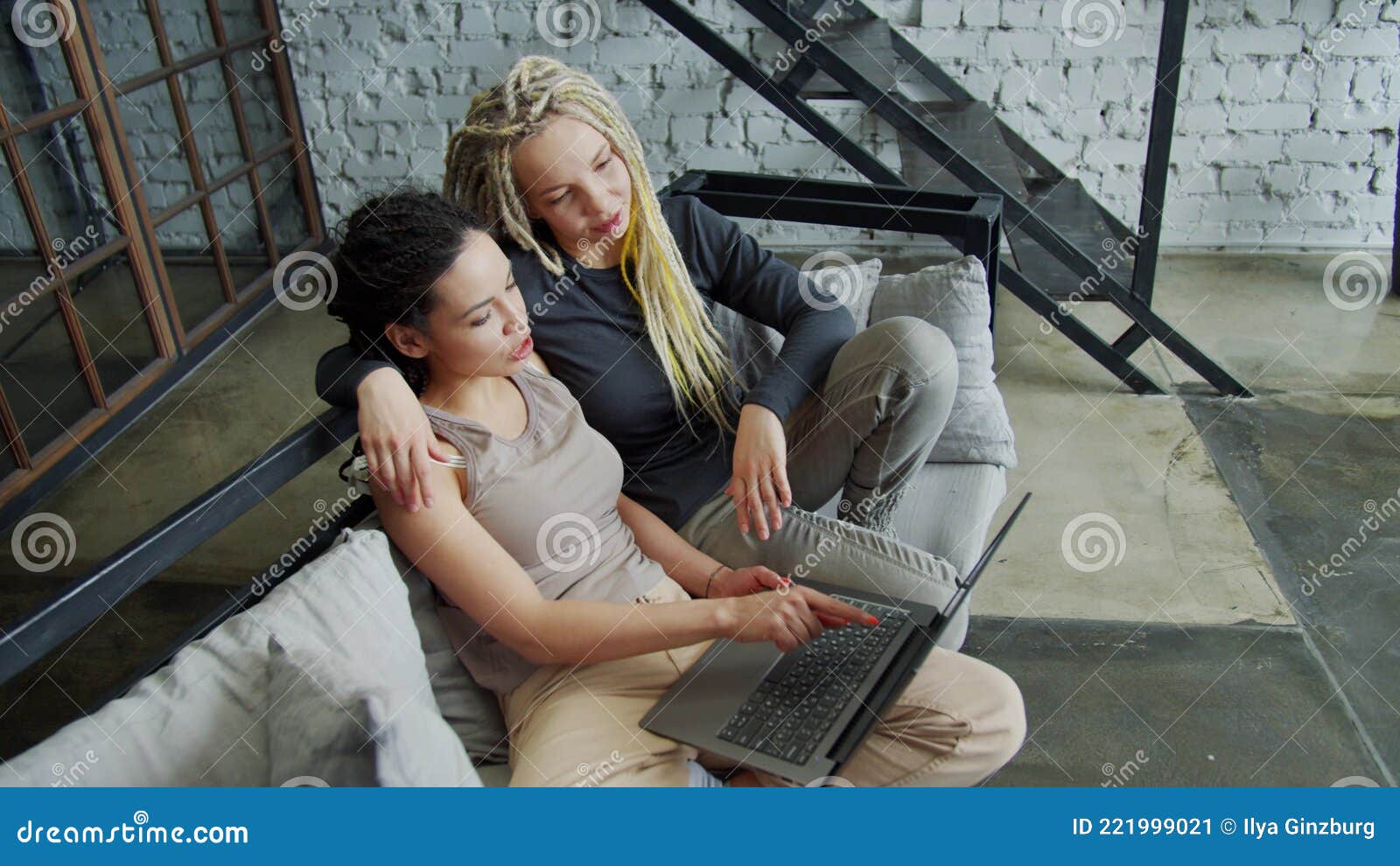 лесбиянки девушки покупают онлайн вместе пытаются найти идеальную одежду  Стоковое Изображение - изображение насчитывающей клиент, тетрадь: 221999021