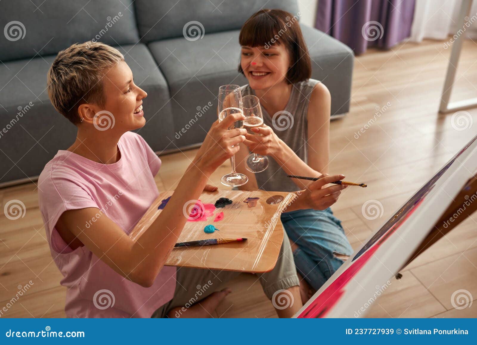 лесбиянки тосты с шампанским во время краски Стоковое Изображение -  изображение насчитывающей радостно, красивейшее: 237727939