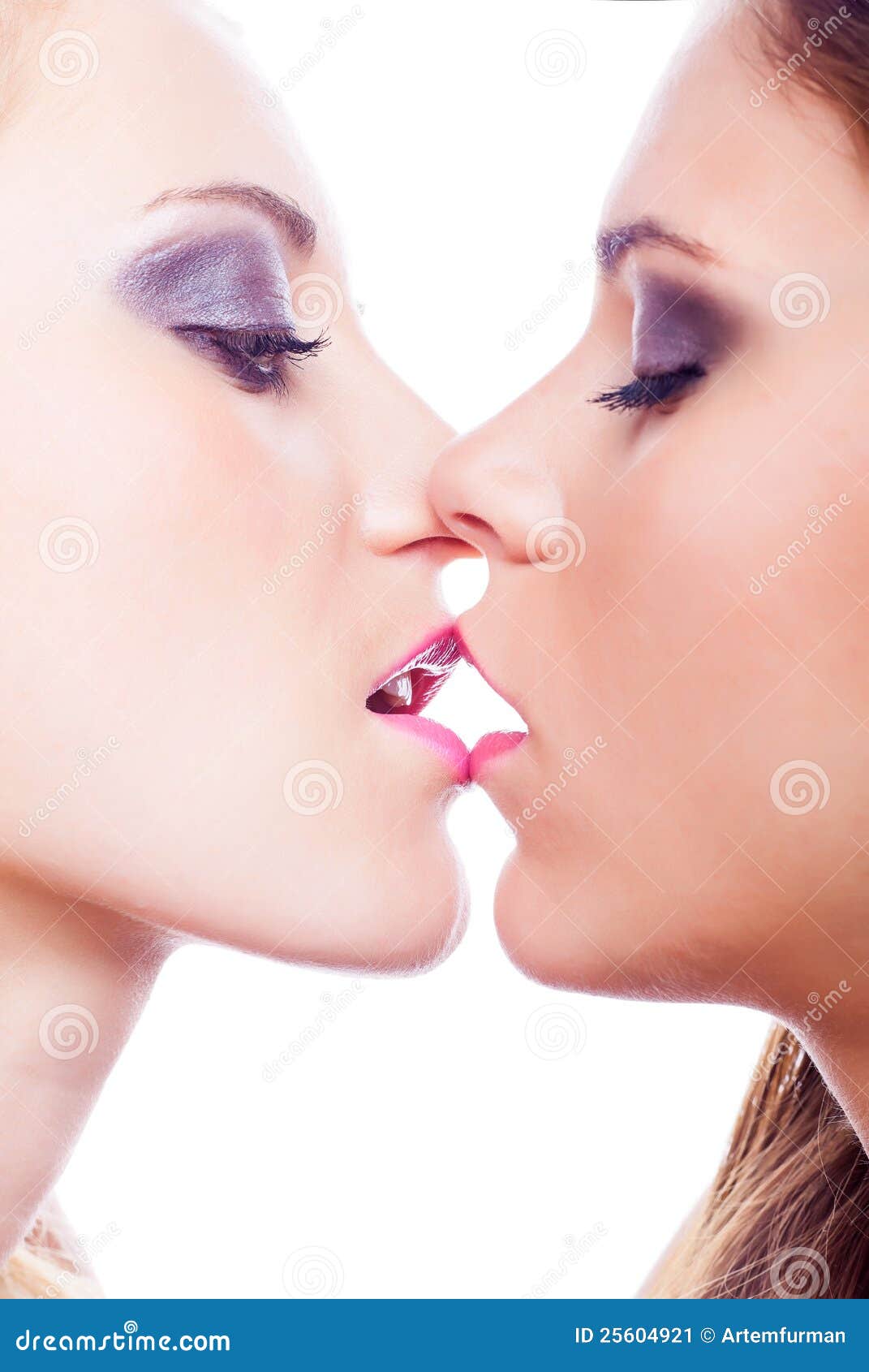 лесби целуются в губы фото 108