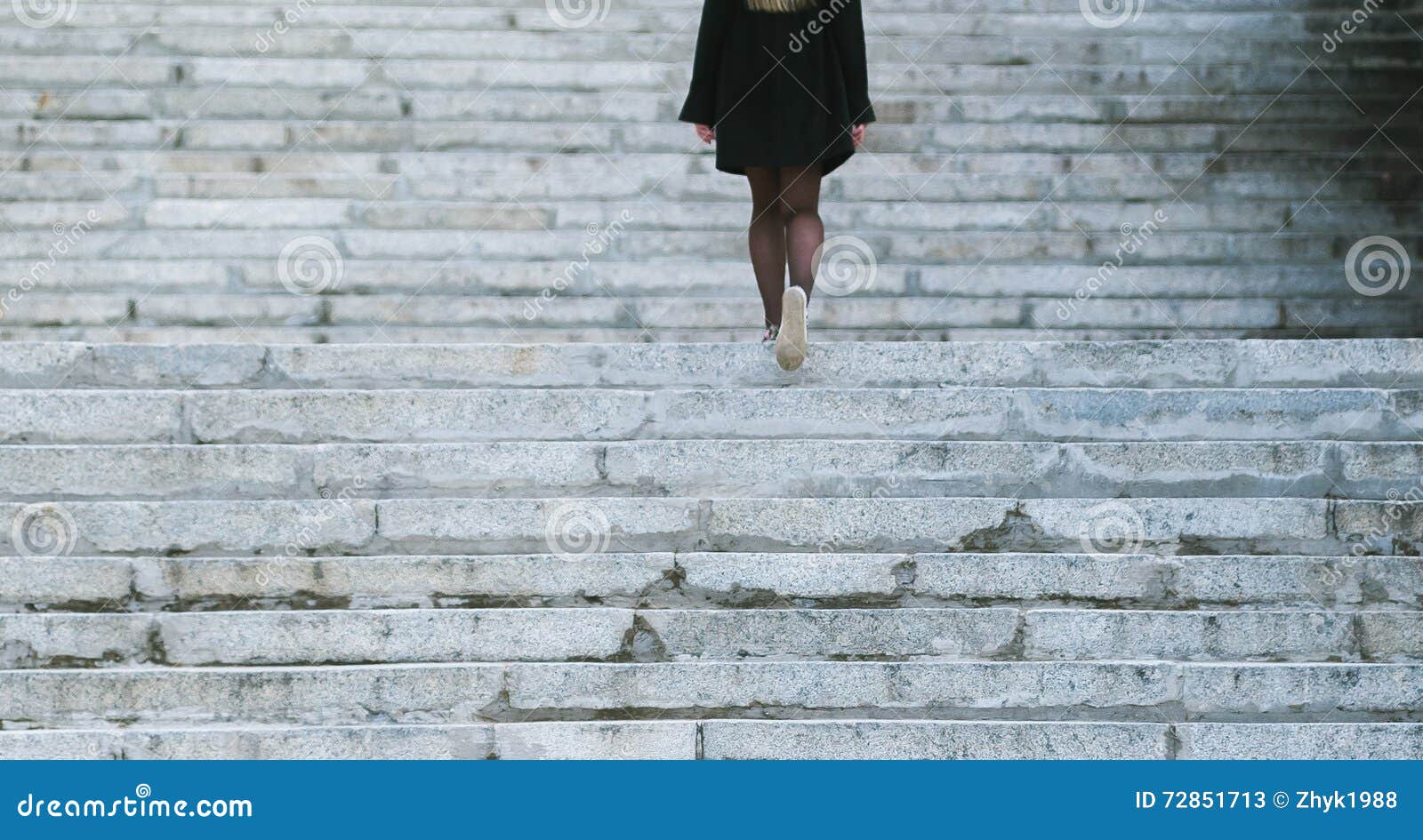 Поднимается снизу вверх. Девочка идет по лестнице вверх. Девушка идет по лестнице. Девушка по лестнице вверх. Девушка спускается по лестнице в платье.