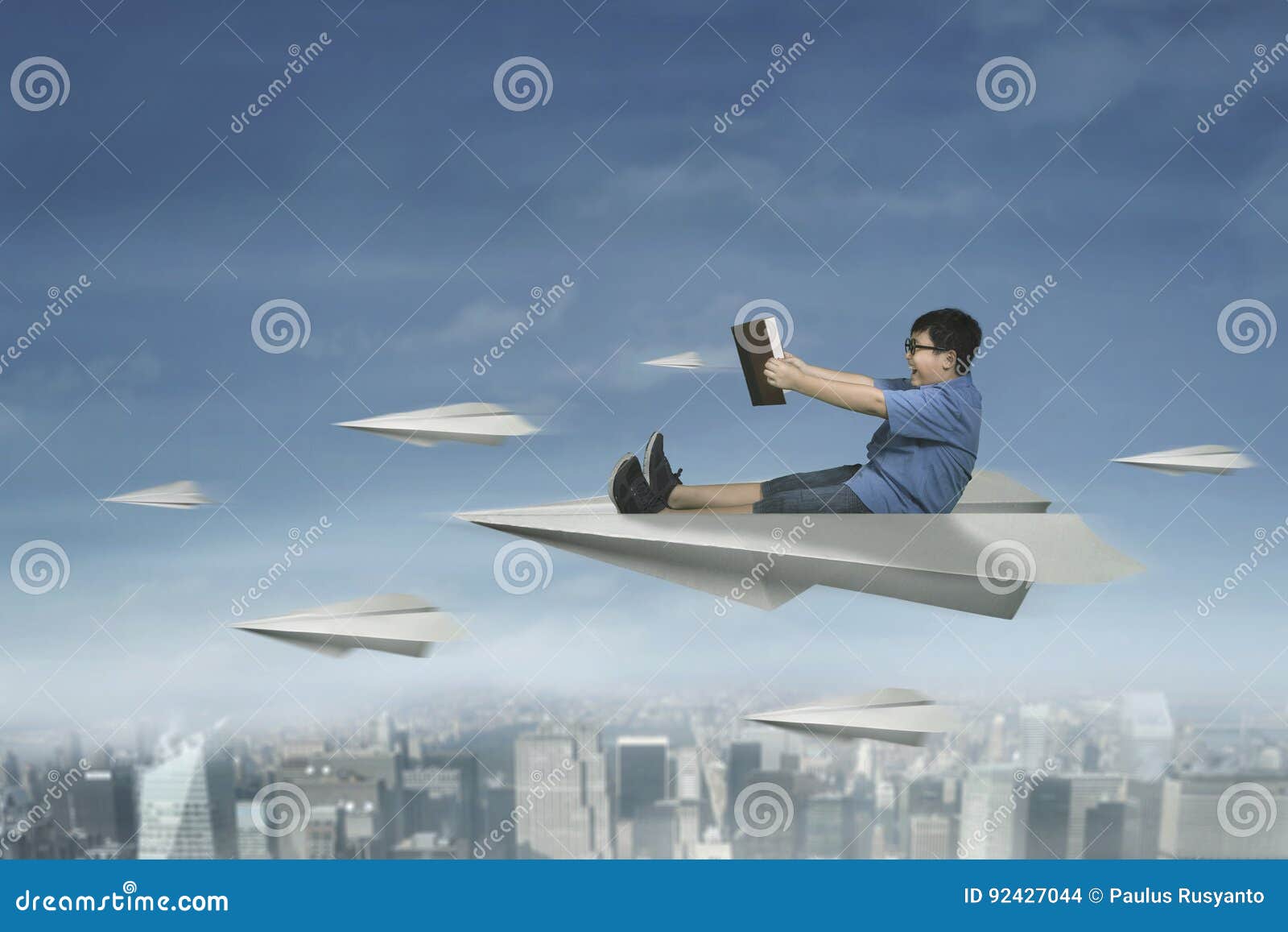 Мой бумажный самолет отправляется в полет. Бумажный самолетик летит над городом. Бумажный самолетик в городе. Студент летит. Девушка с бумажным самолетиком.