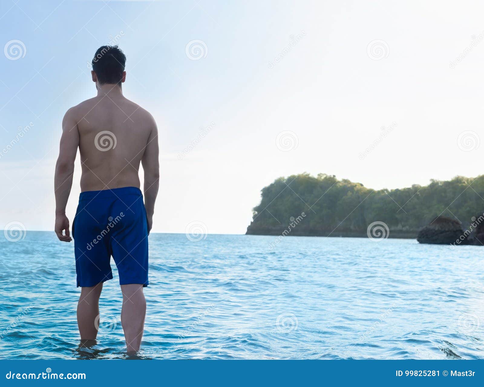Мужчина на море со спины