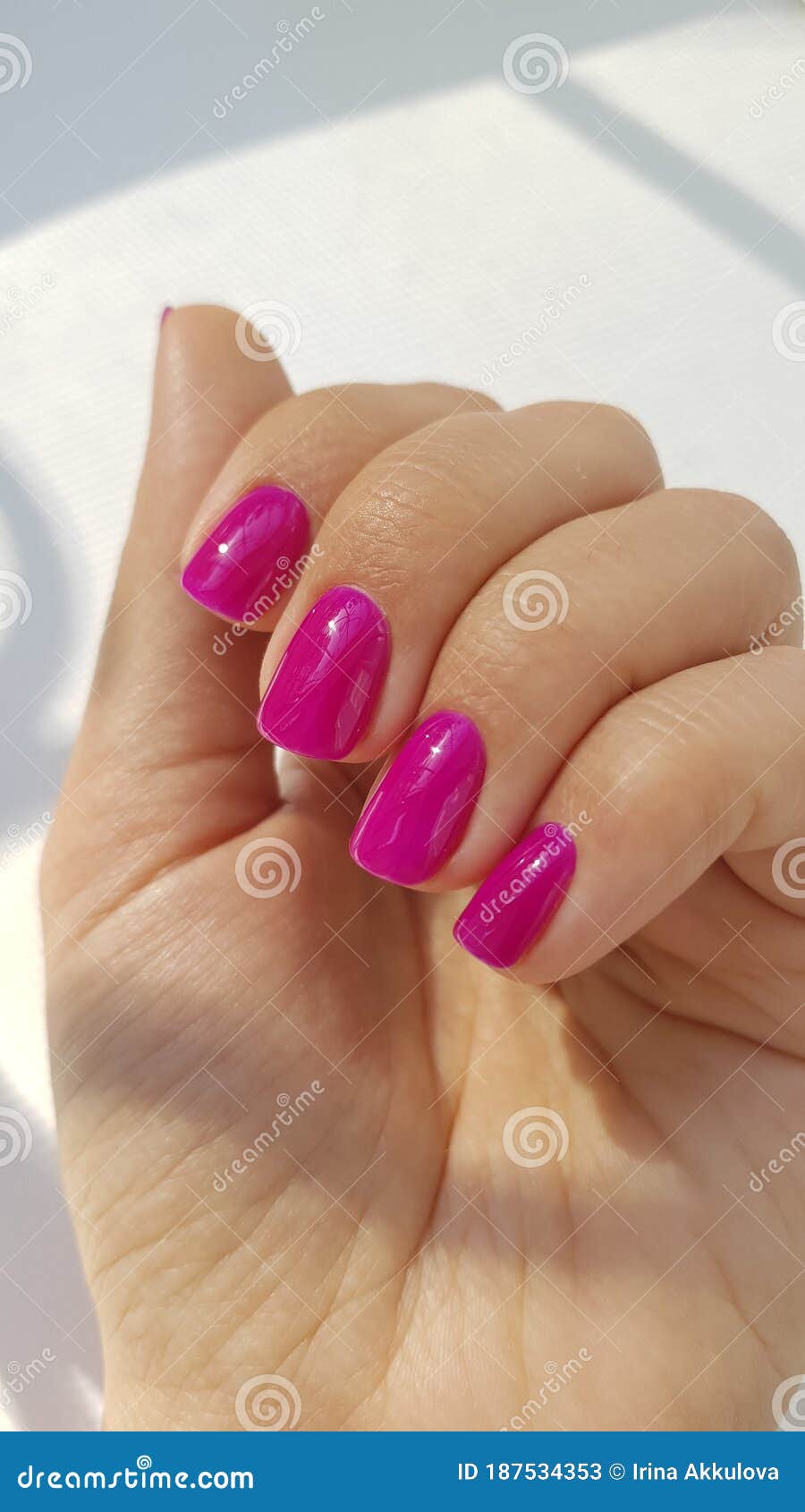 Летом в виде геля цвета фуксии польские ногти Стоковое Изображение -изображение насчитывающей пинк, лаванда: 187534353