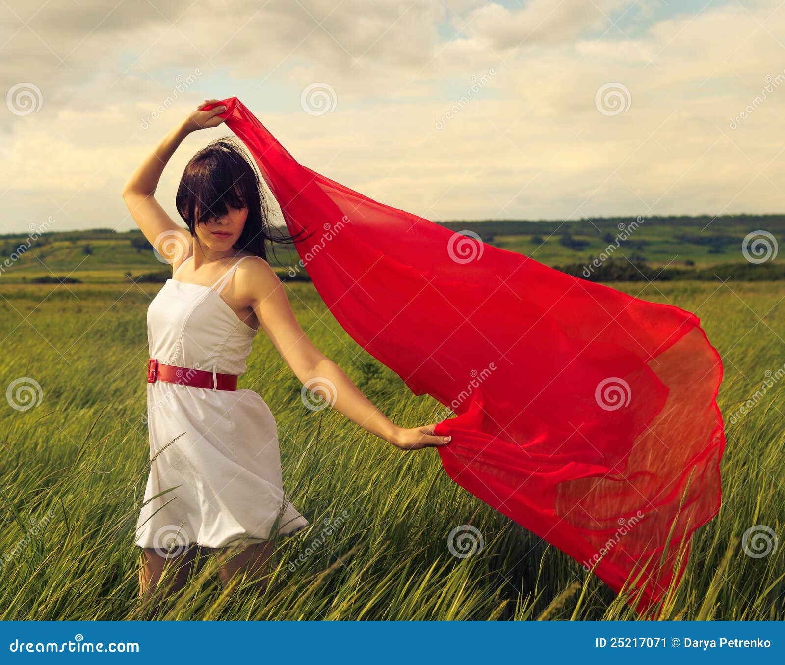 Что значило кинуть платок. Девушка с тканью в руках. Девушка в Красном платке. Красный платок в руке. Подброшенный платок.