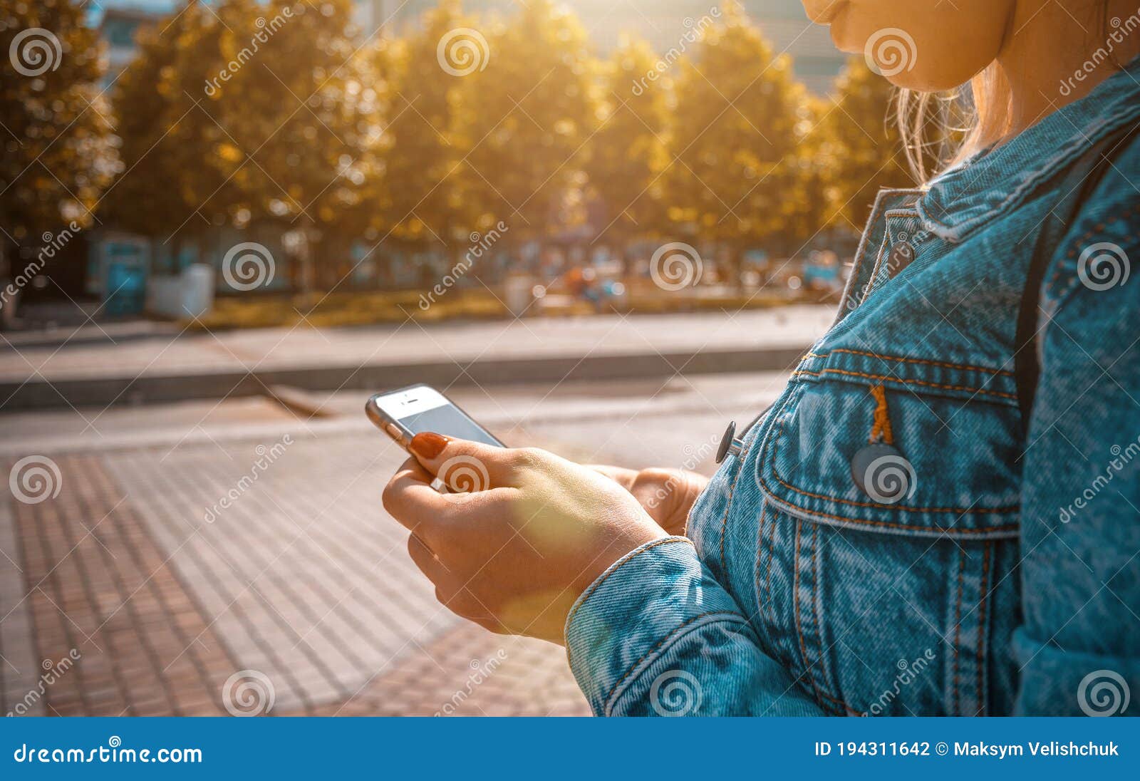Лето озера девушки. Счастливая девочка с отправкой SMS улыбки телефона и  печати Selfie в городе солнечного света летом центре Стоковое Фото -  изображение насчитывающей изображение, город: 194311642