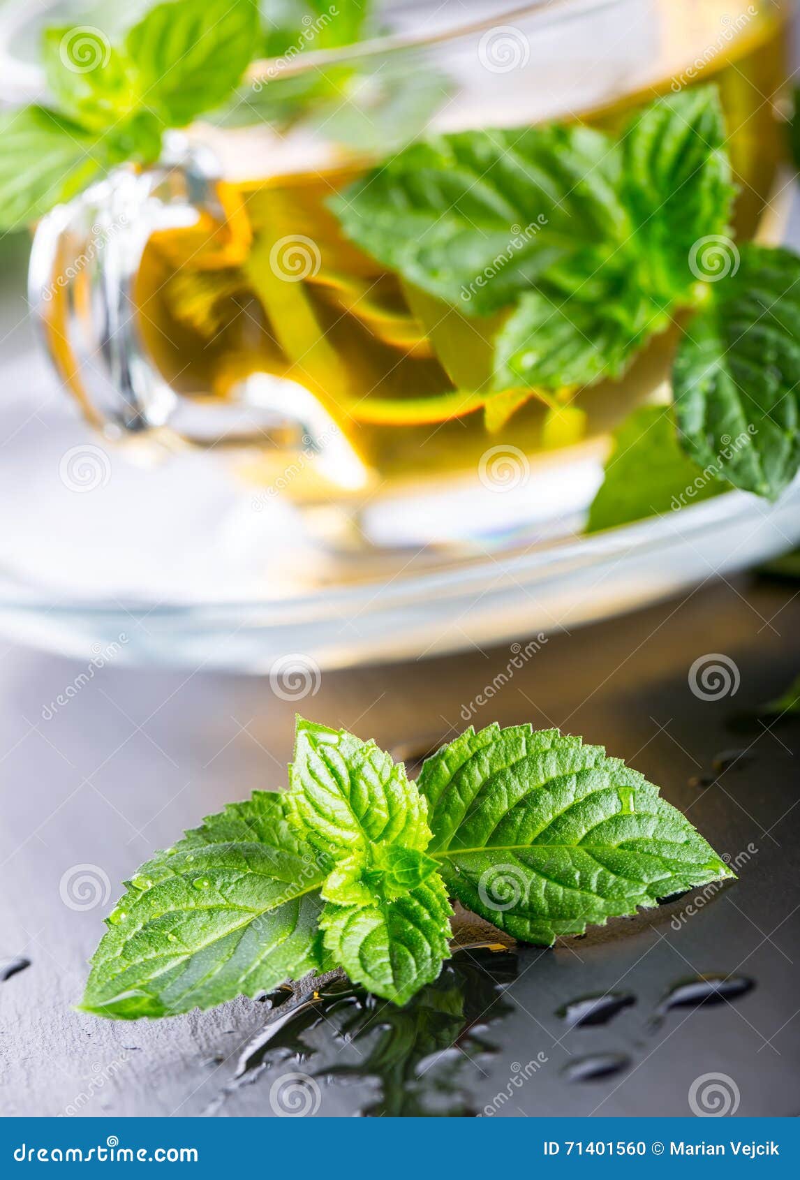 Листья мяты чай. Мята чай. Чай мятный в стеклянном. Чайная чашка с листочком мяты. Чай Herbal ,зеленый с листьями мяты.