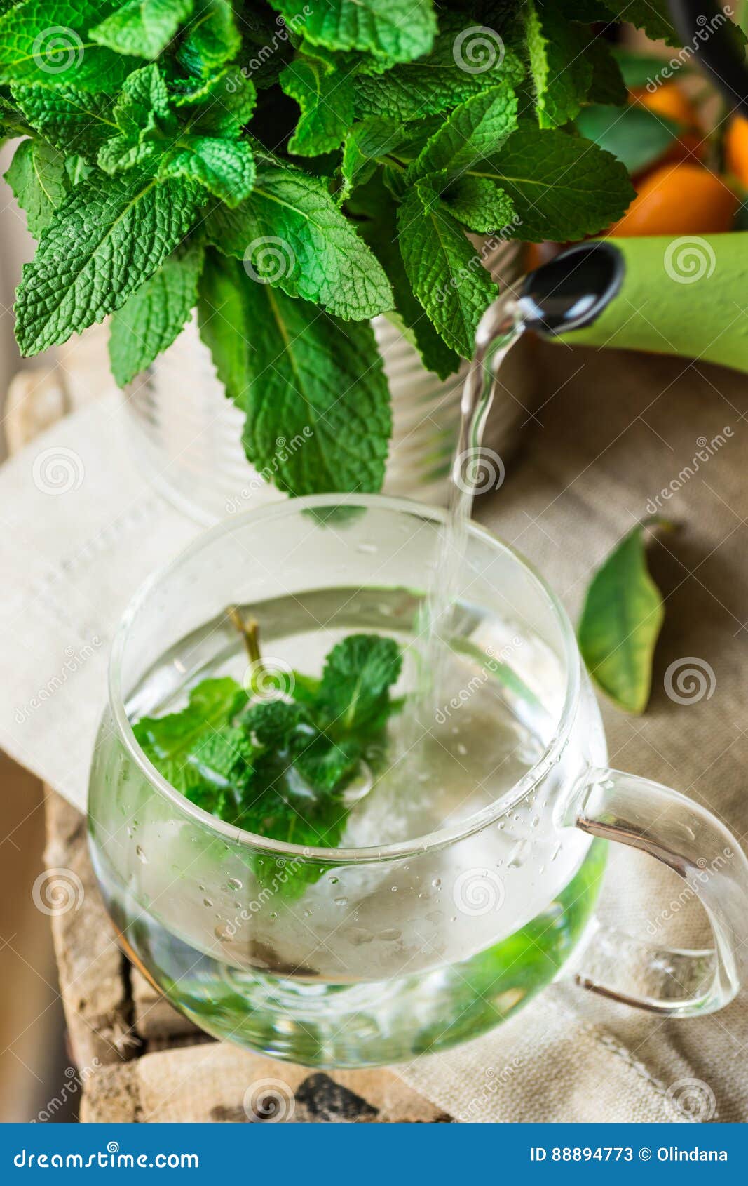 Как заварить мяту для чая свежую. Чай из мяты. Чай с мелиссой. Листья мяты перечной. Зеленый чай с мятой заваренный дома.