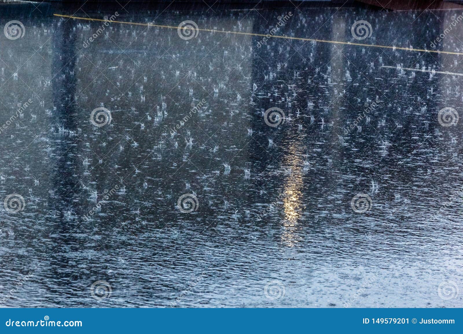 Дождь ливший без перерыва. Водичка льет дождик. Плитка и вода на улице и монтаж дождь. Pouring Rain.