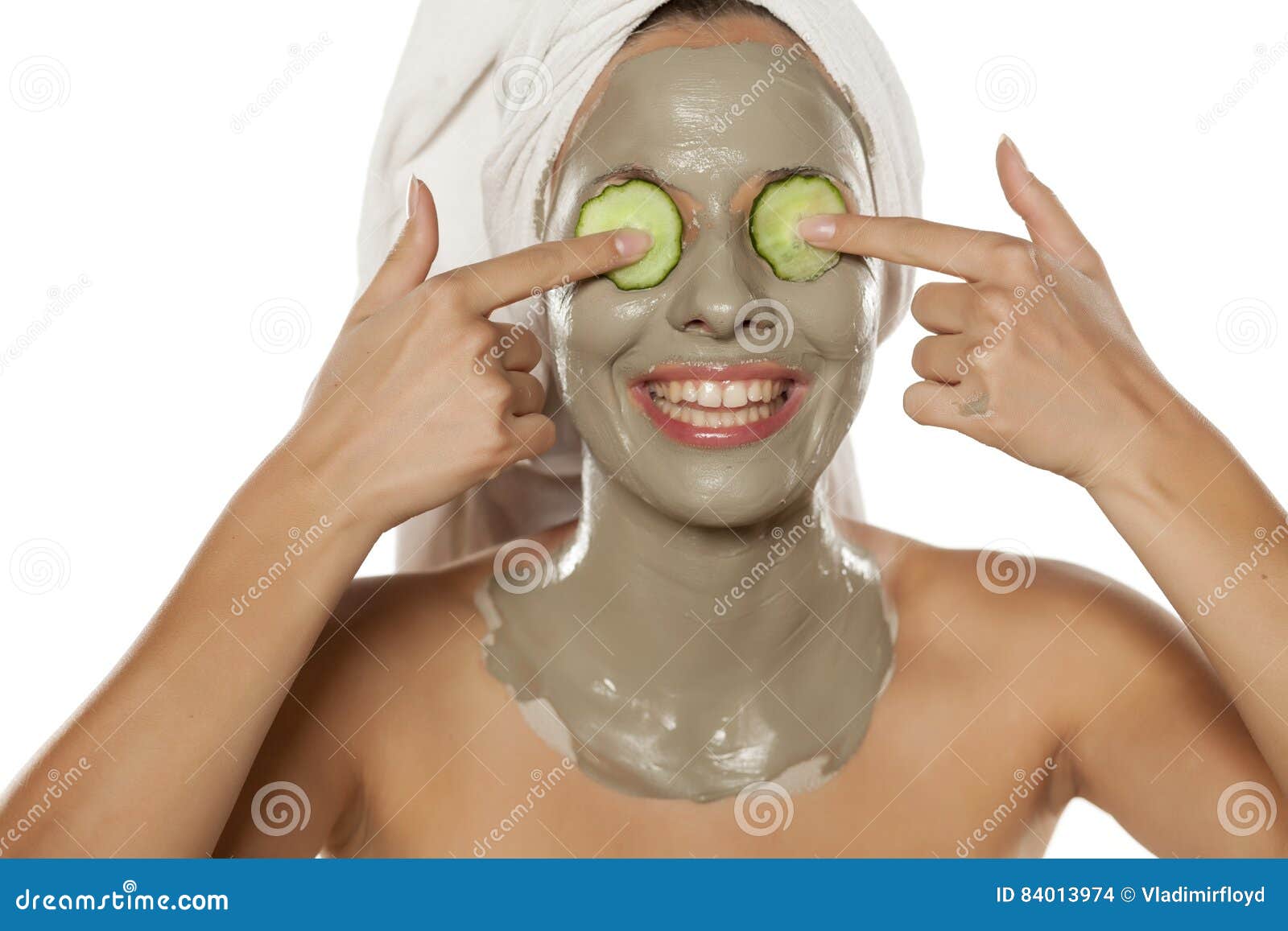 Маска над головой. Девушки с маской на лице и на голове. Девушка в полотенце с маской на лице. Девушка с маской и огурцами на глазах.