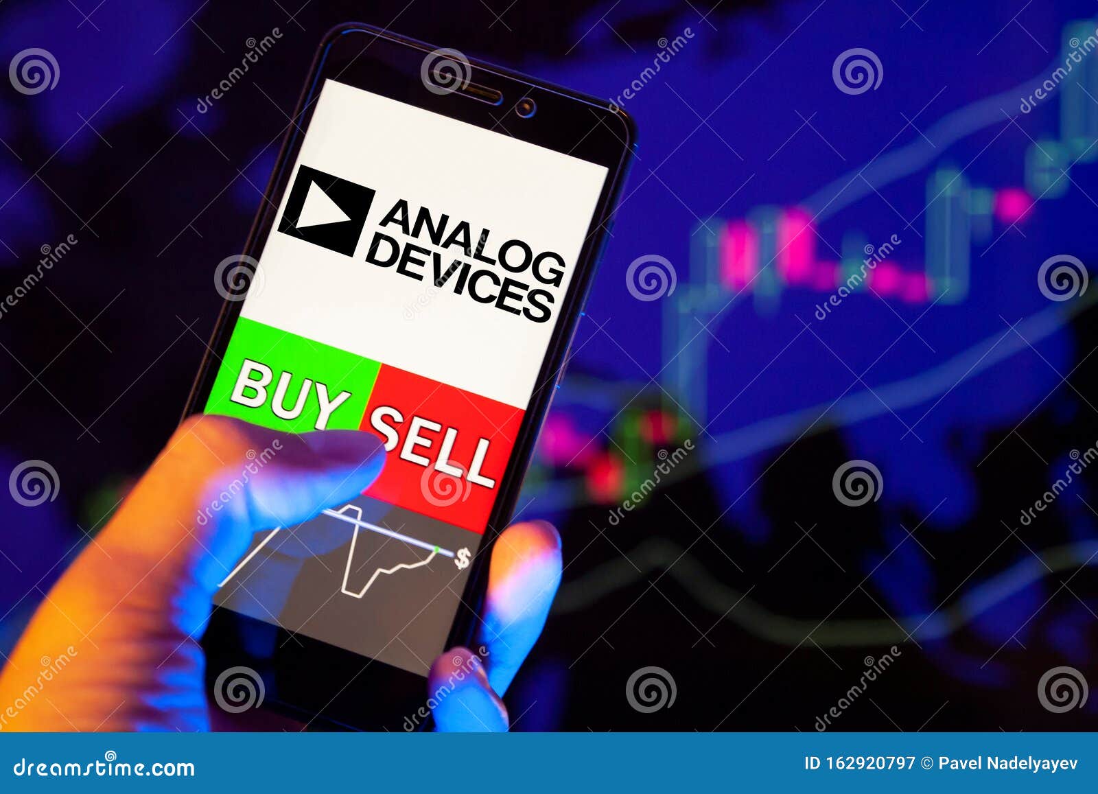 Логотип компании ANALOG DEVICES Inc на экране смартфона, рука трейдера  держащего мобильный телефон, показывающий BUY или SELL на Редакционное  Фотография - изображение насчитывающей данные, дело: 162920797