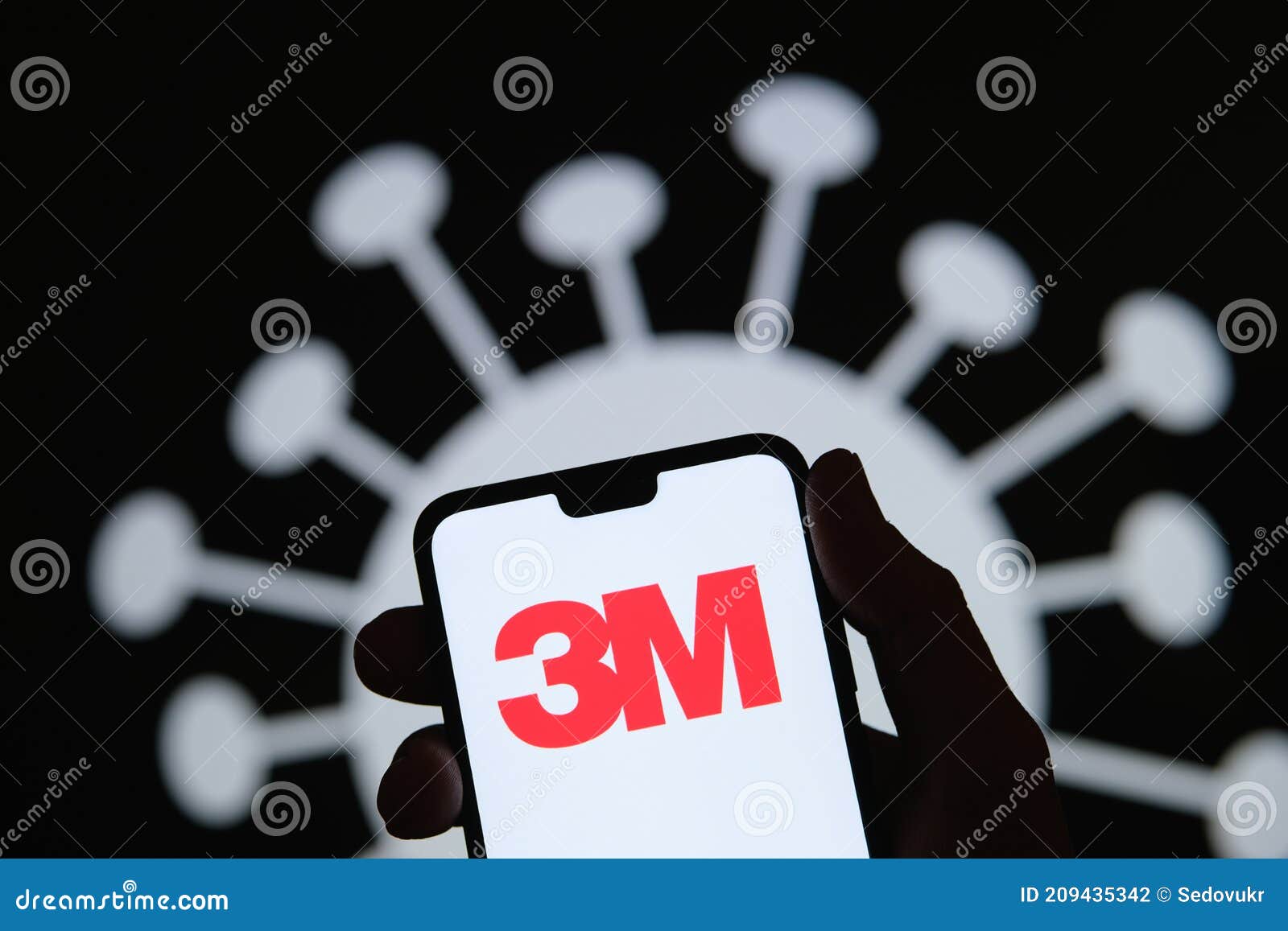 Логотип компании 3m по длительности силуэт смартфона в руке. Изображение на  фоне запачканной коронавирус. Реальное фотографии не м Редакционное  Фотография - изображение насчитывающей темно, сторона: 209435342