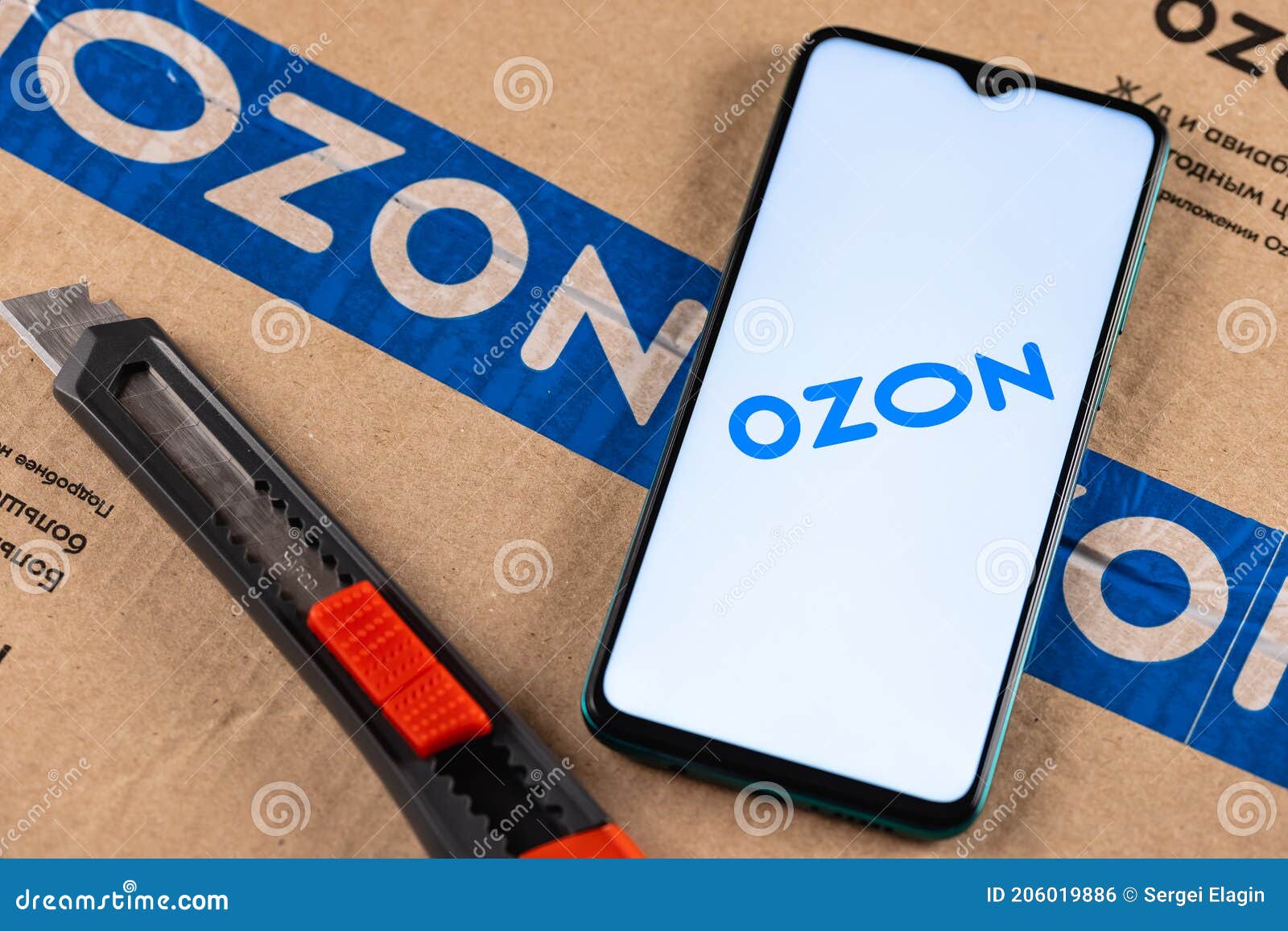 Логотип компании Ozon в большом плане смартфона экрана Редакционное Фото -  изображение насчитывающей казань, сначала: 206019886