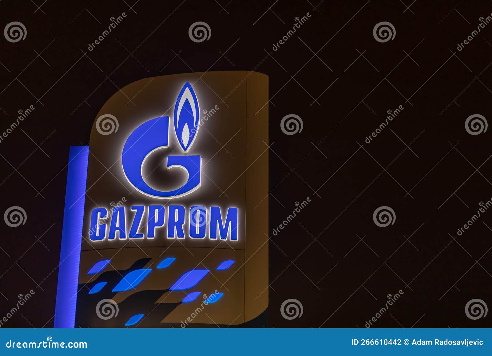 Газпром: логотип русской нефтяной станции облачно. Редакционное Фото - изображен