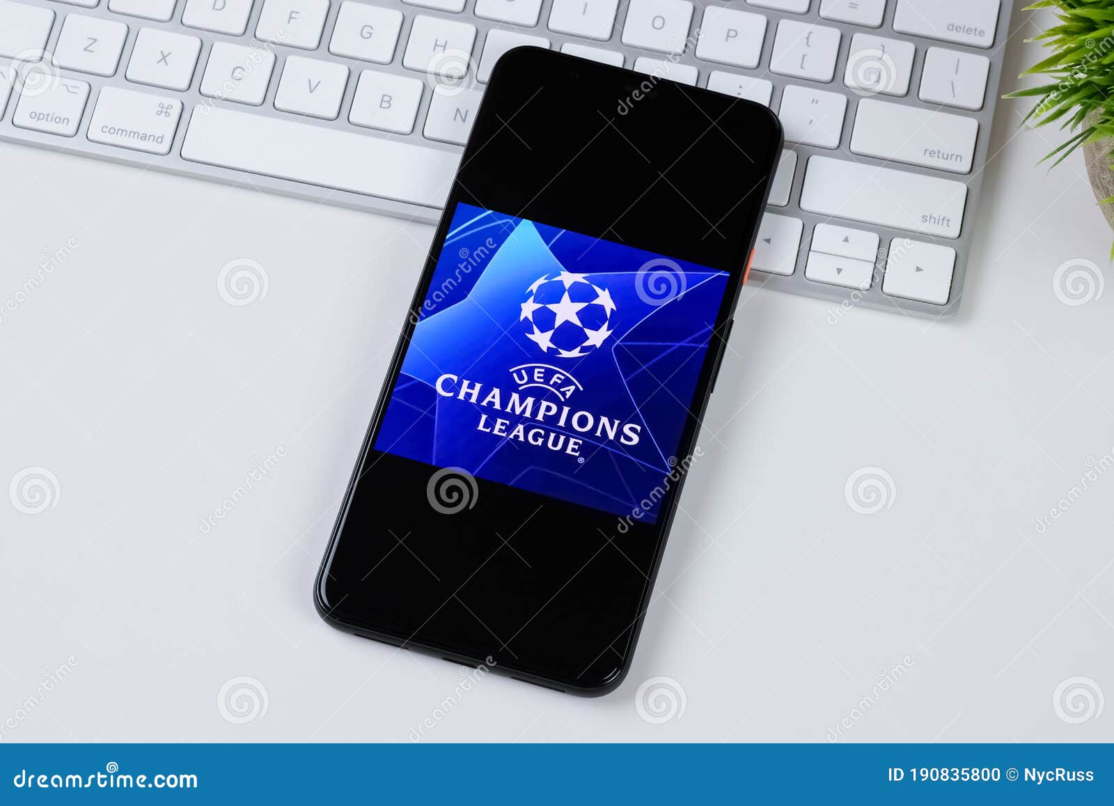 Логотип приложения лиги чемпионов уефа на экране смартфона. Редакционное  Изображение - изображение насчитывающей экран, приложение: 190835800