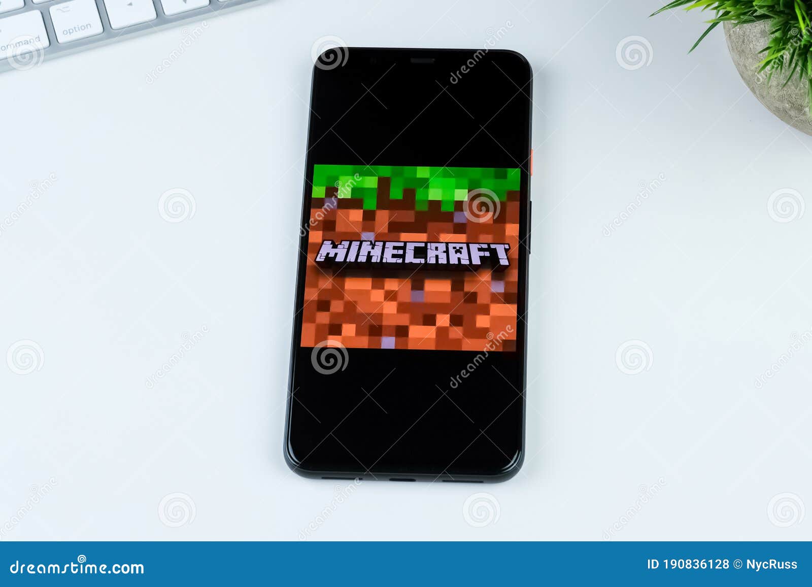 Логотип приложения на экране смартфона Minecraft. Редакционное Стоковое  Фото - изображение насчитывающей телефон, стол: 190836128