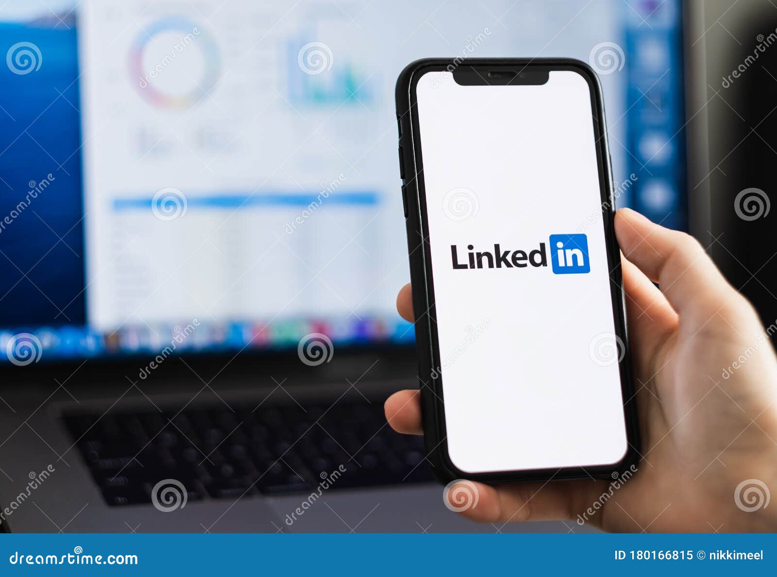 Логотип приложения Linkedin на экране смартфона Редакционное Изображение -  изображение насчитывающей рукоплескания, рука: 180166815