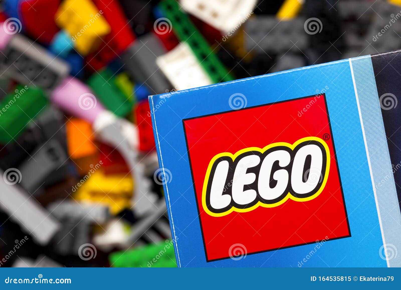 Логотип Lego на упаковке редакционное изображение. изображение насчитывающей красно - 164535815