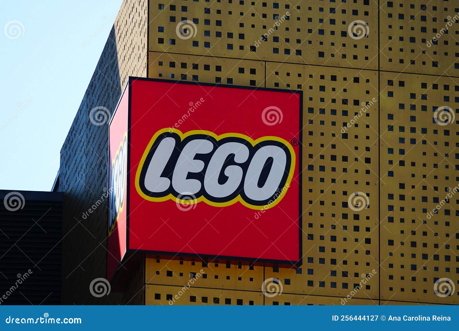логотип Lego снаружи здания и магазин в бордо франс Редакционное Фотография - изображение насчитывающей производитель, франция: 256444127