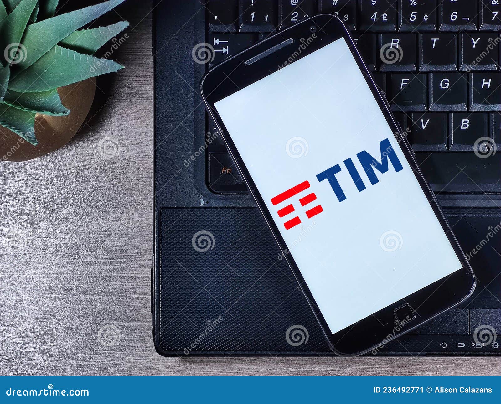 логотип Tim на экране смартфона. Tim аббревиатура для Telecom Italia Mobile  - это компания сотовых телефонов, базирующаяся в Итали Редакционное Фото -  изображение насчитывающей художничества, актеров: 236492771