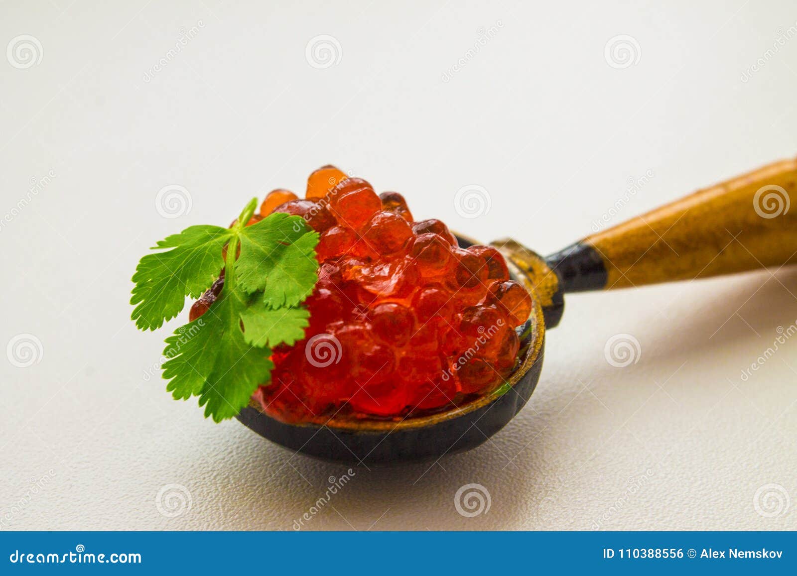Икра в деревянной ложке