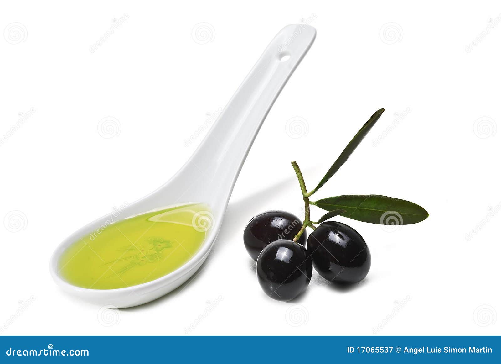 0 5 ч л масло. Ложечка для оливок. Ложка оливкового масла. Ложка с оливковым маслом на белом фоне. Интересная ложка для оливок.
